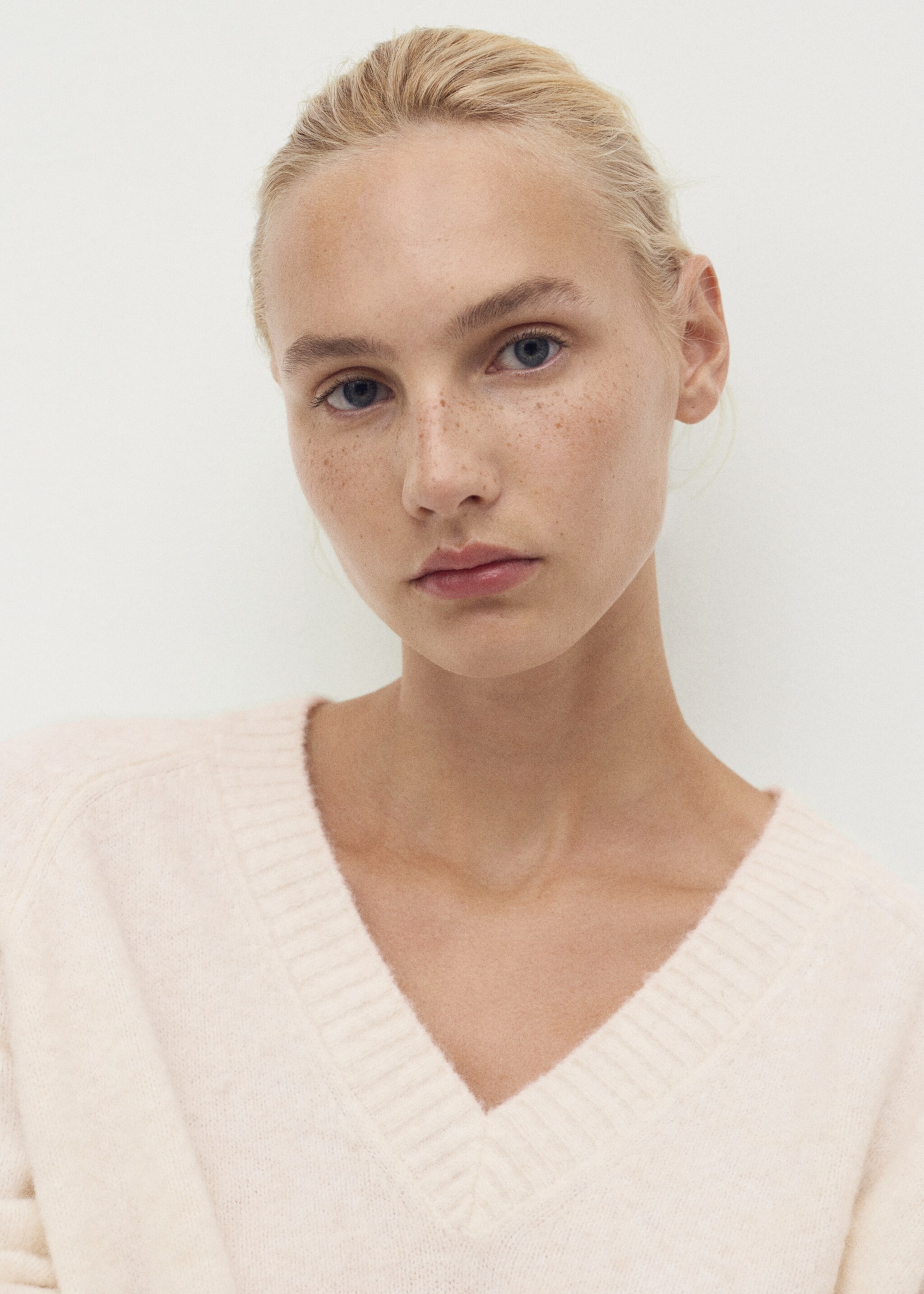 V-neck knit sweater - Details of the article 1, Ivory White. Ref: 17004103-00.
