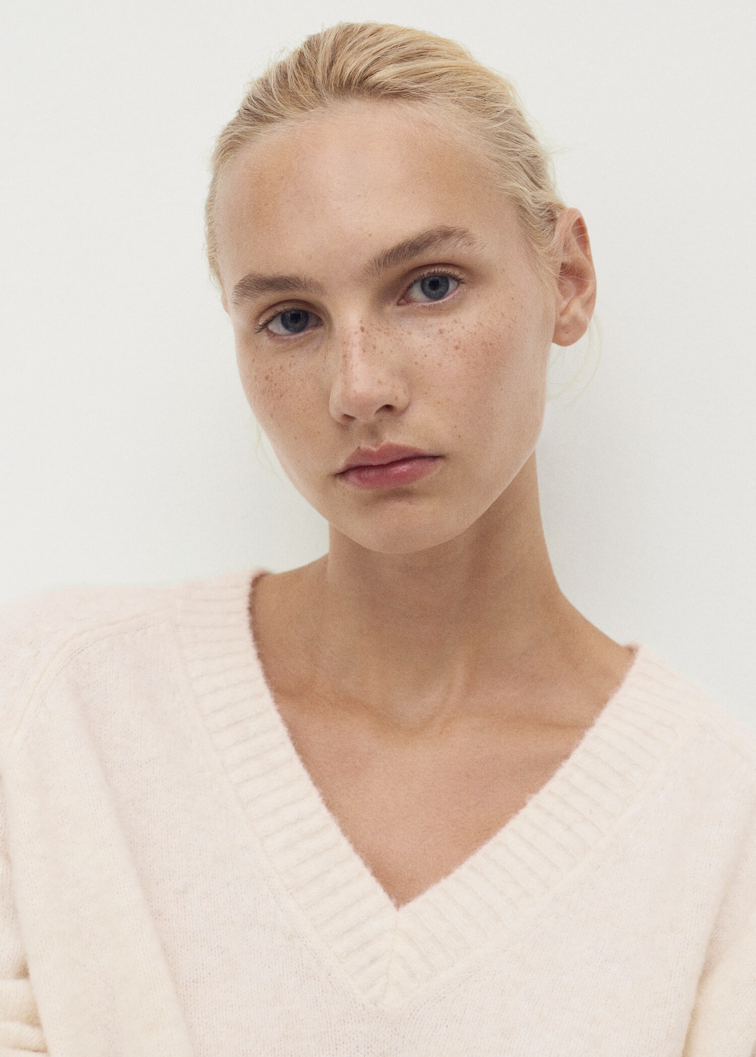V-neck knit sweater - Details of the article 1