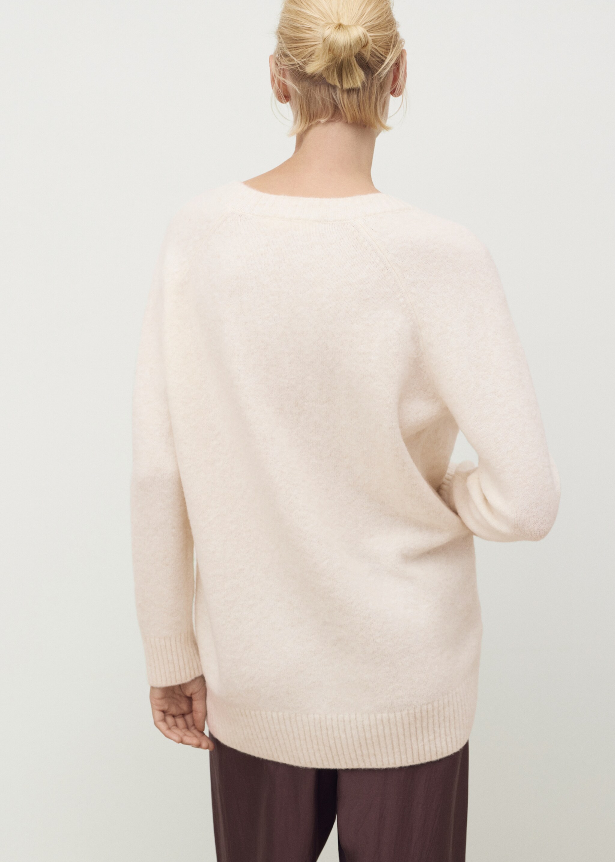 V-neck knit sweater - Reverse of the article, Ivory White. Ref: 17004103-00.