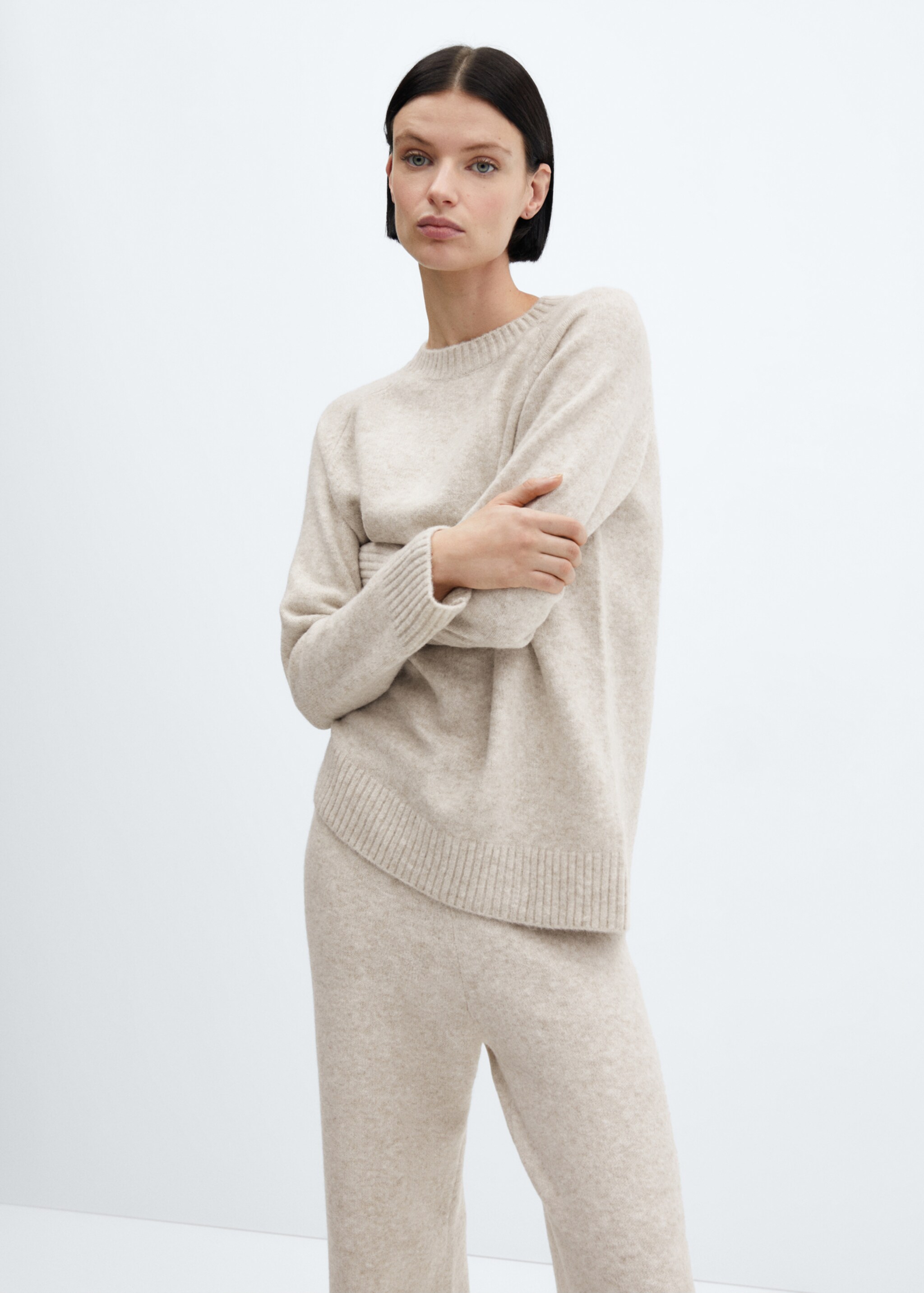 Round-neck knitted sweater - Medium plane