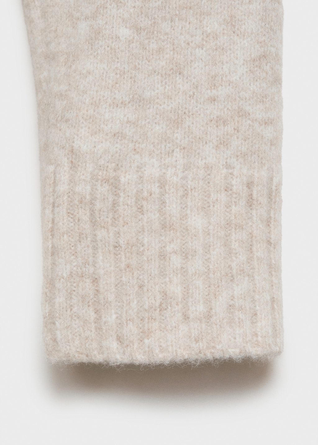 Round-neck knitted sweater