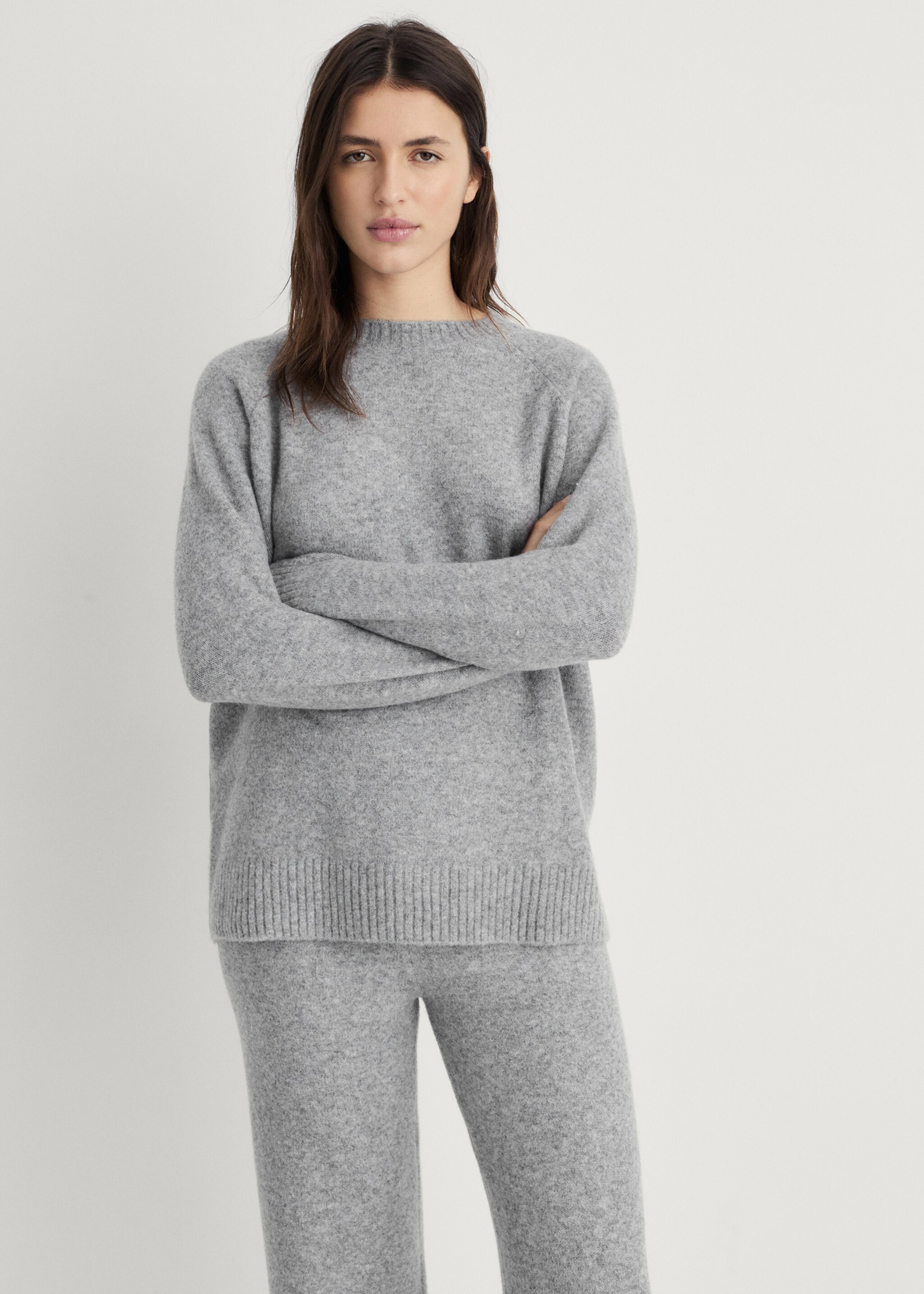 Round-neck knitted sweater - Medium plane