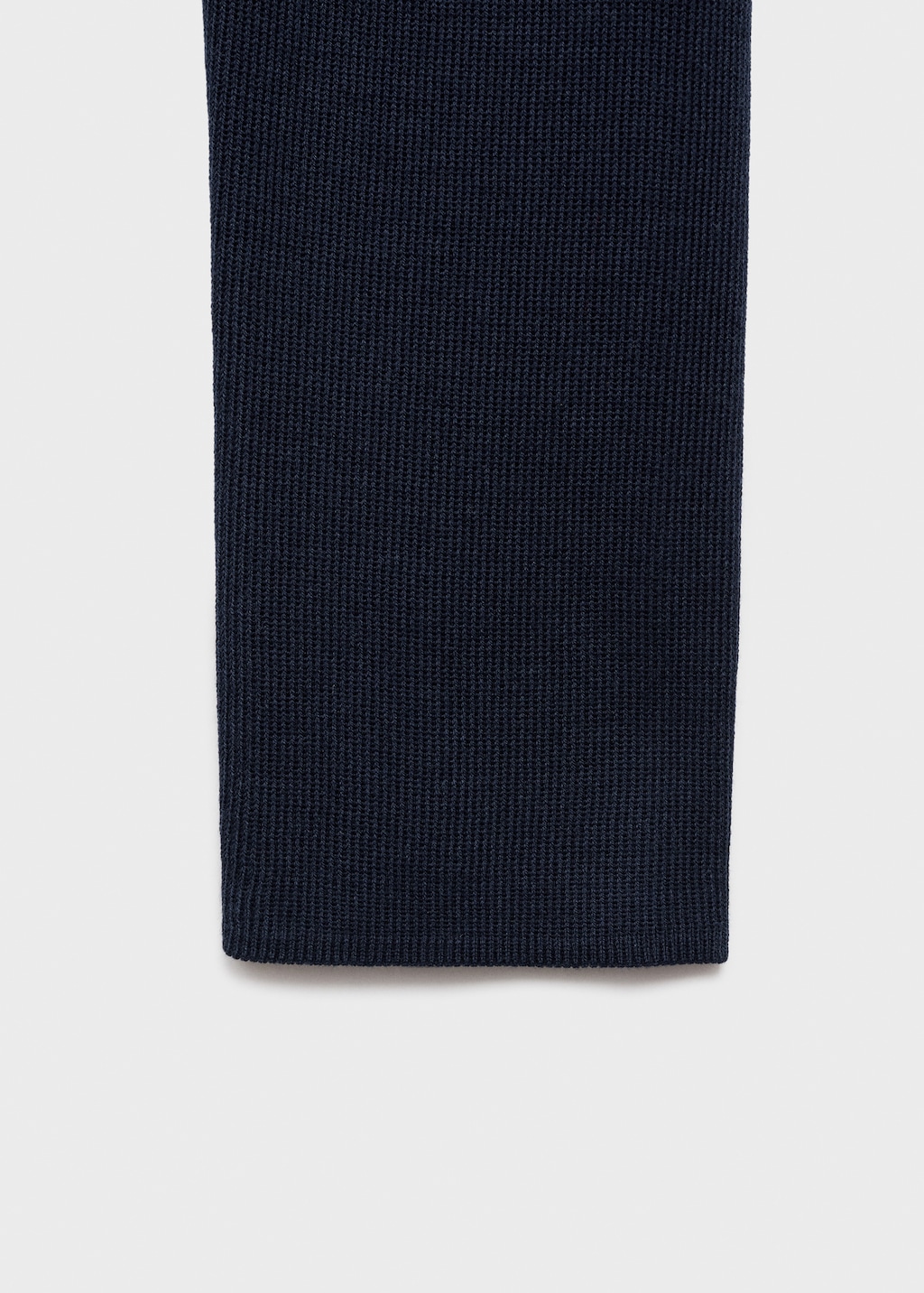 Long-sleeved fine-knit sweater