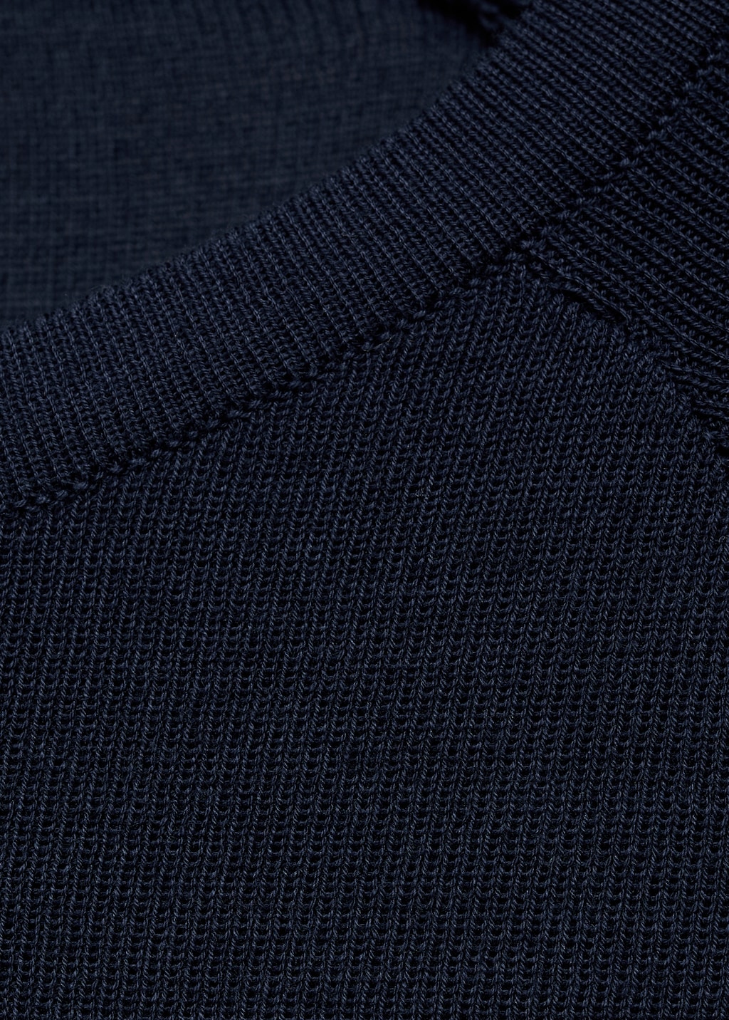 Long-sleeved fine-knit sweater