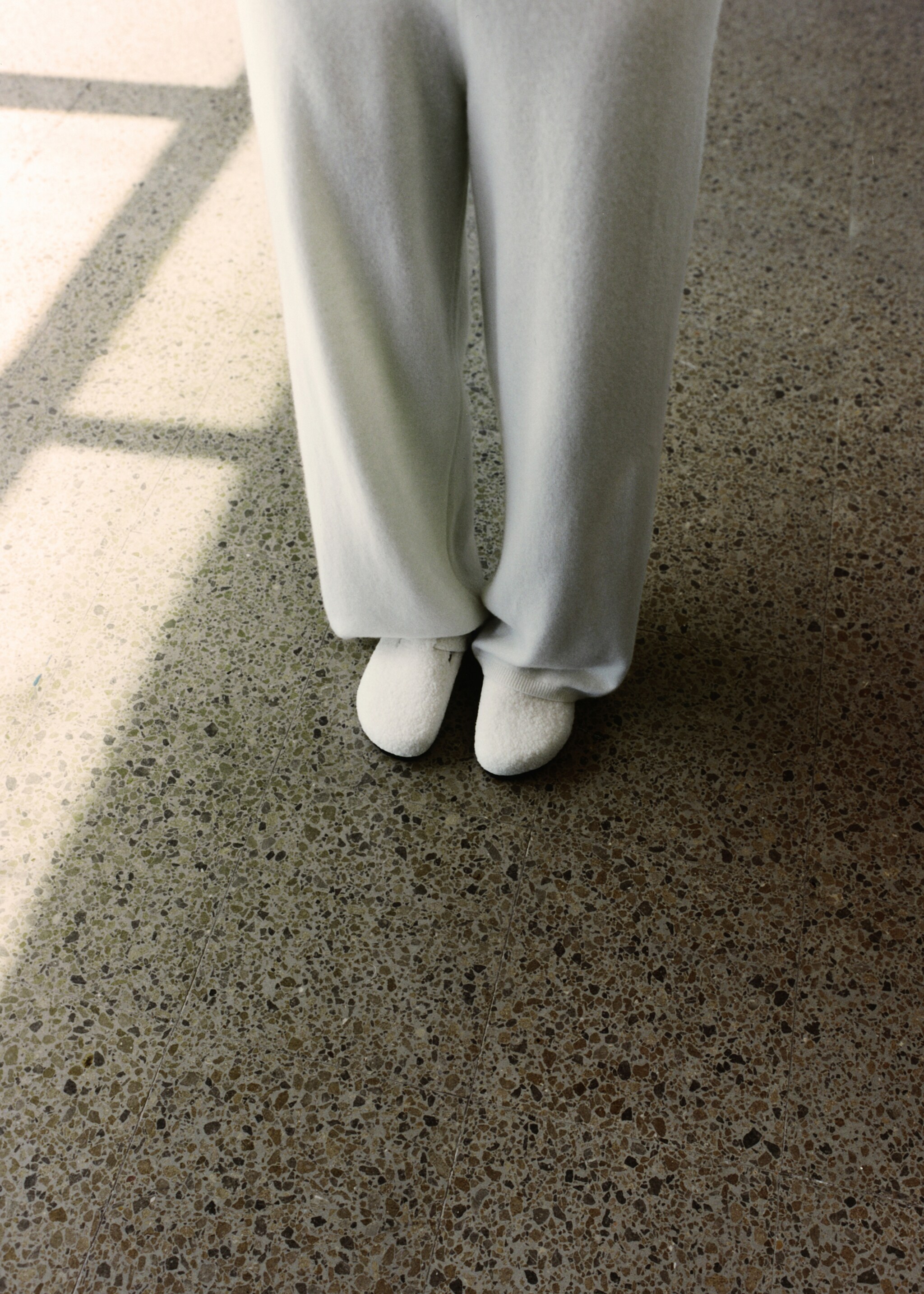Shearling-effect clogs - Details of the article 7, Ivory White. Ref: 17004118-00.