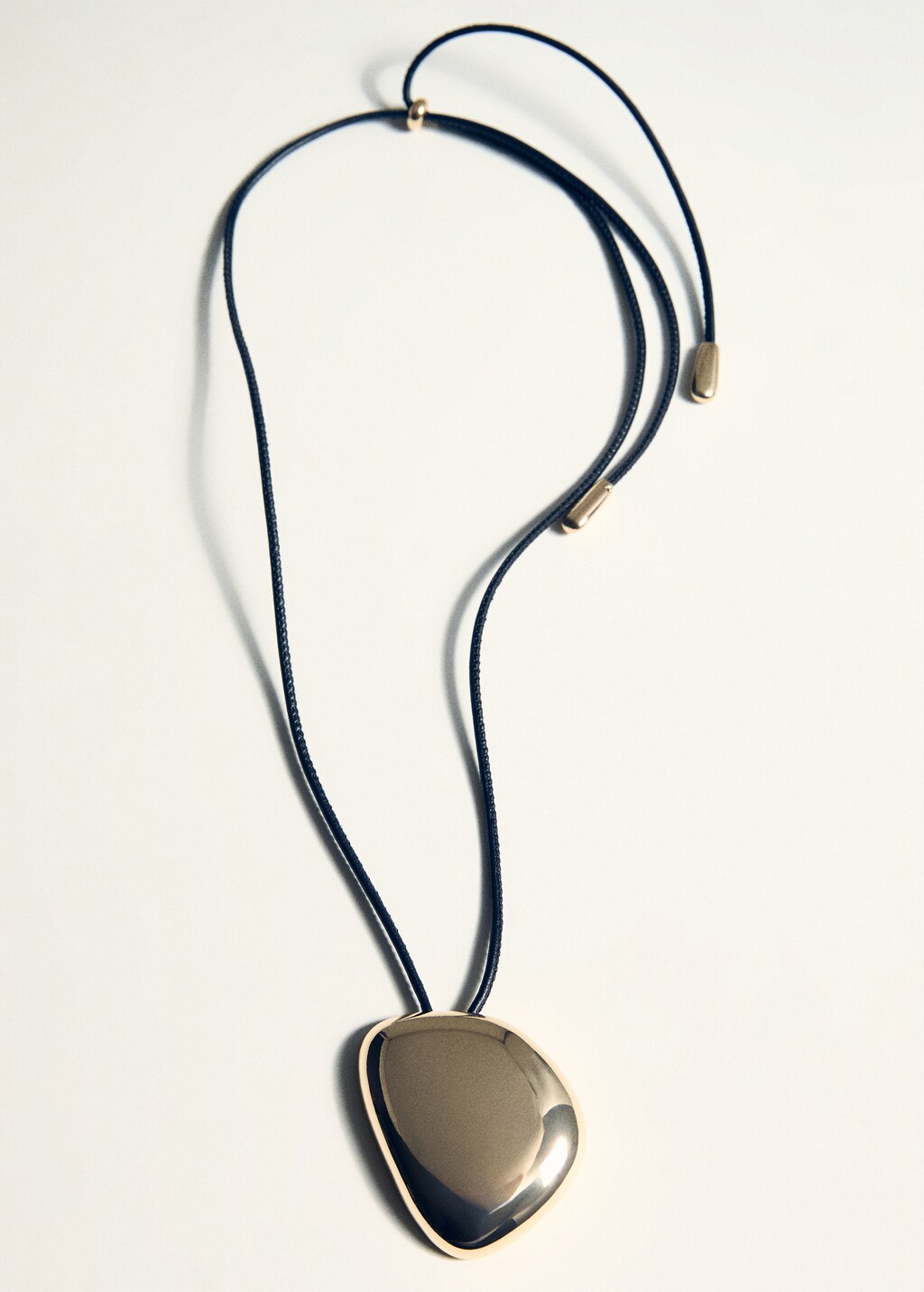 Pendant necklace with metal component - image 4
