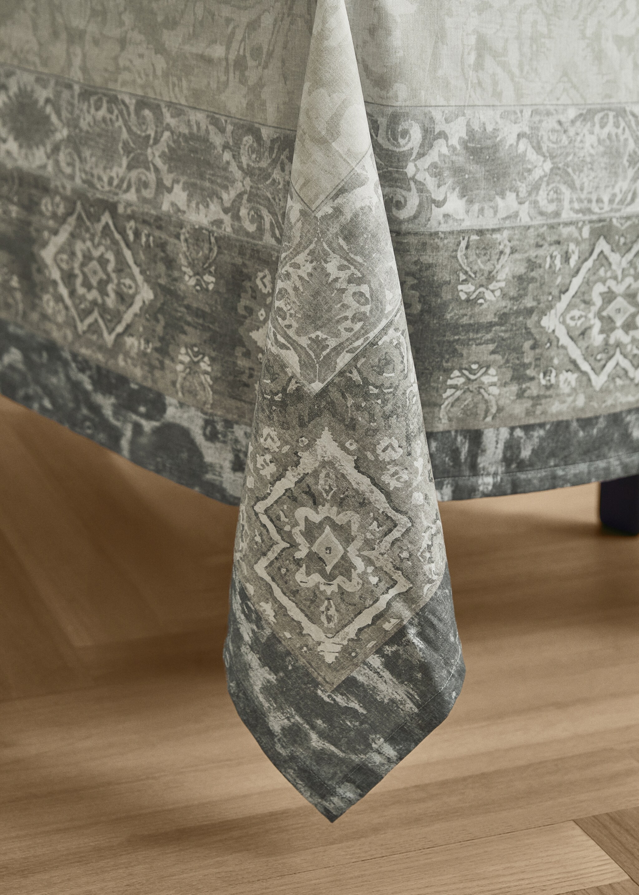 Damask-print cotton tablecloth for 8 to 10 diners - Details of the article 8, Sand. Ref: 17004136-00.