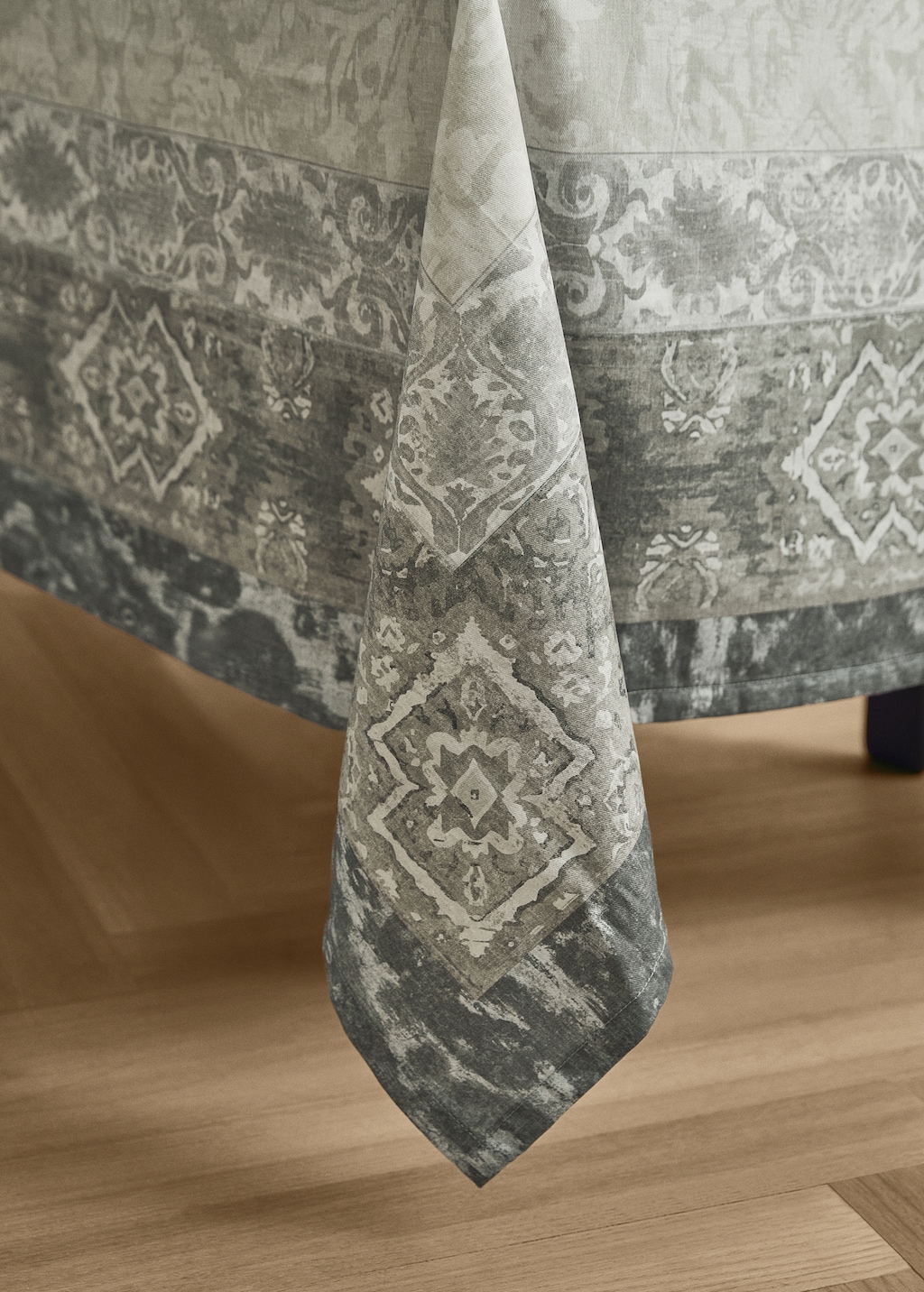 Damask-print cotton tablecloth for 8 to 10 diners