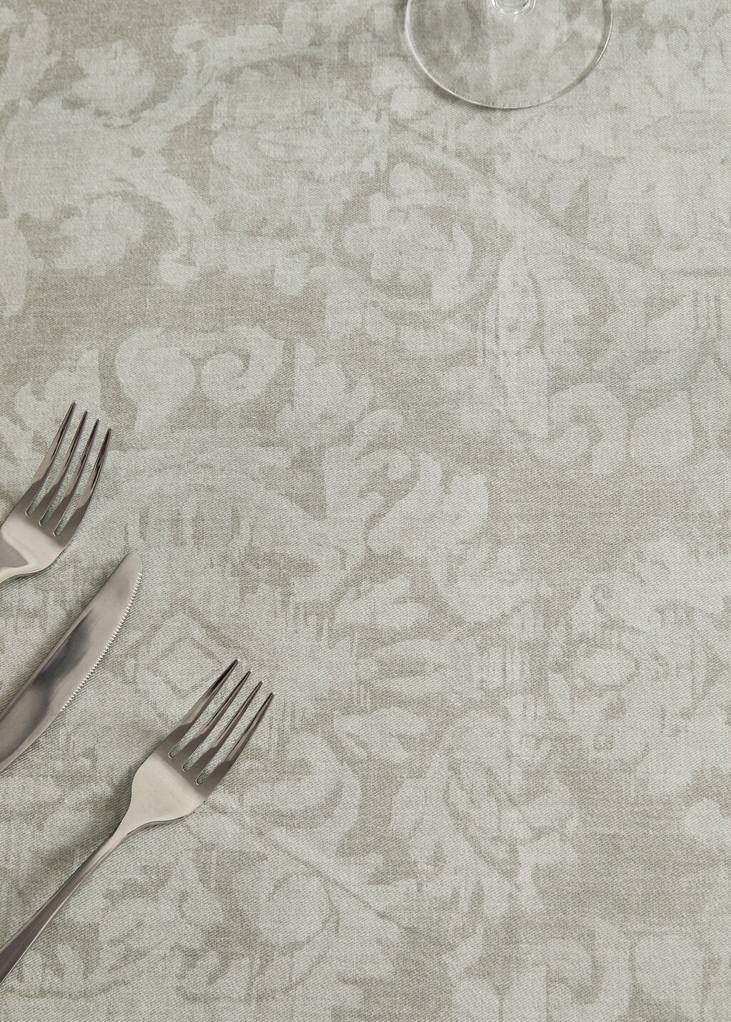 Damask-print cotton tablecloth for 6 to 8 diners