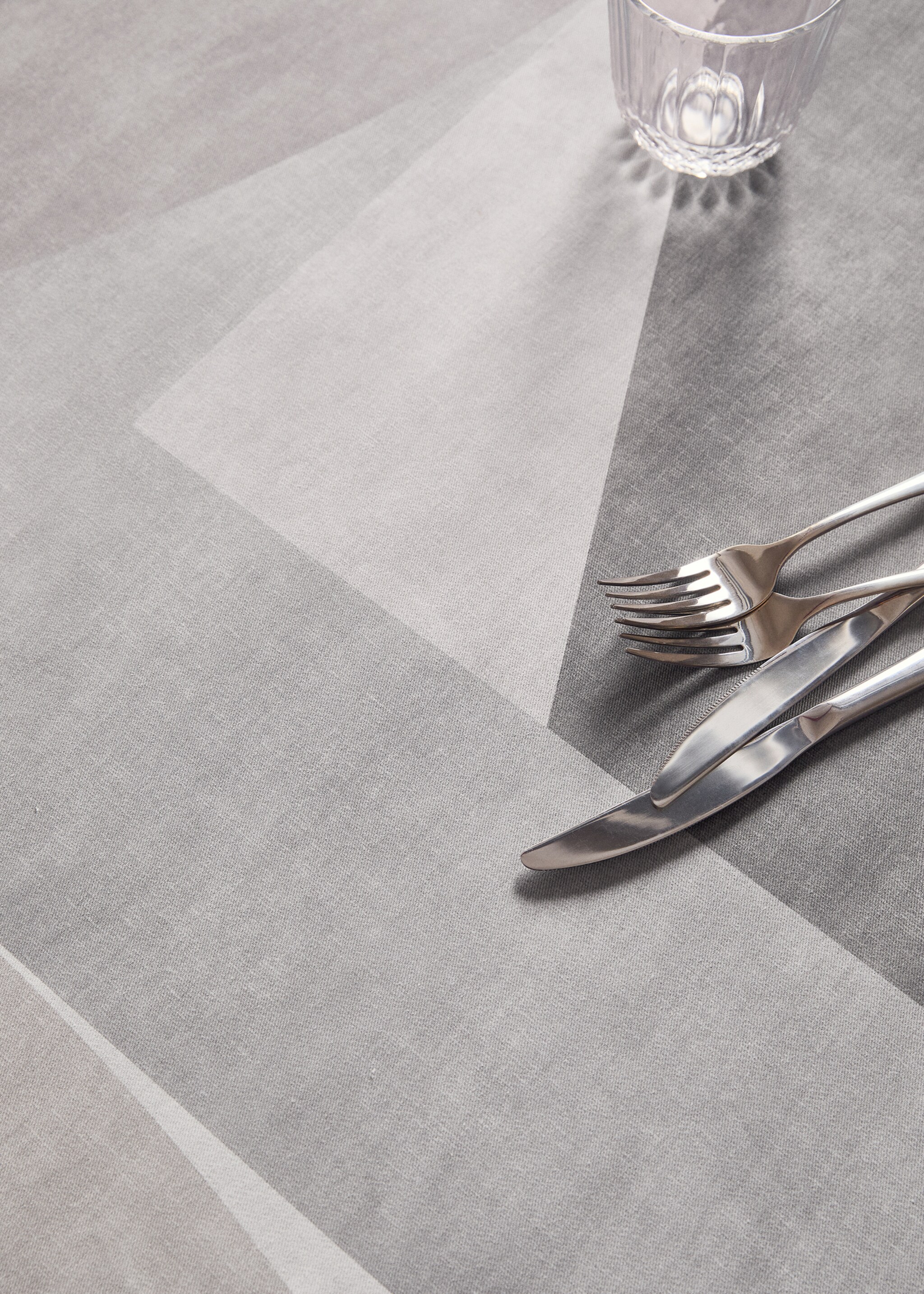 Cotton tablecloth with geometric print for 6 to 8 diners - Details of the article 7, Dark Grey. Ref: 17004140-00.