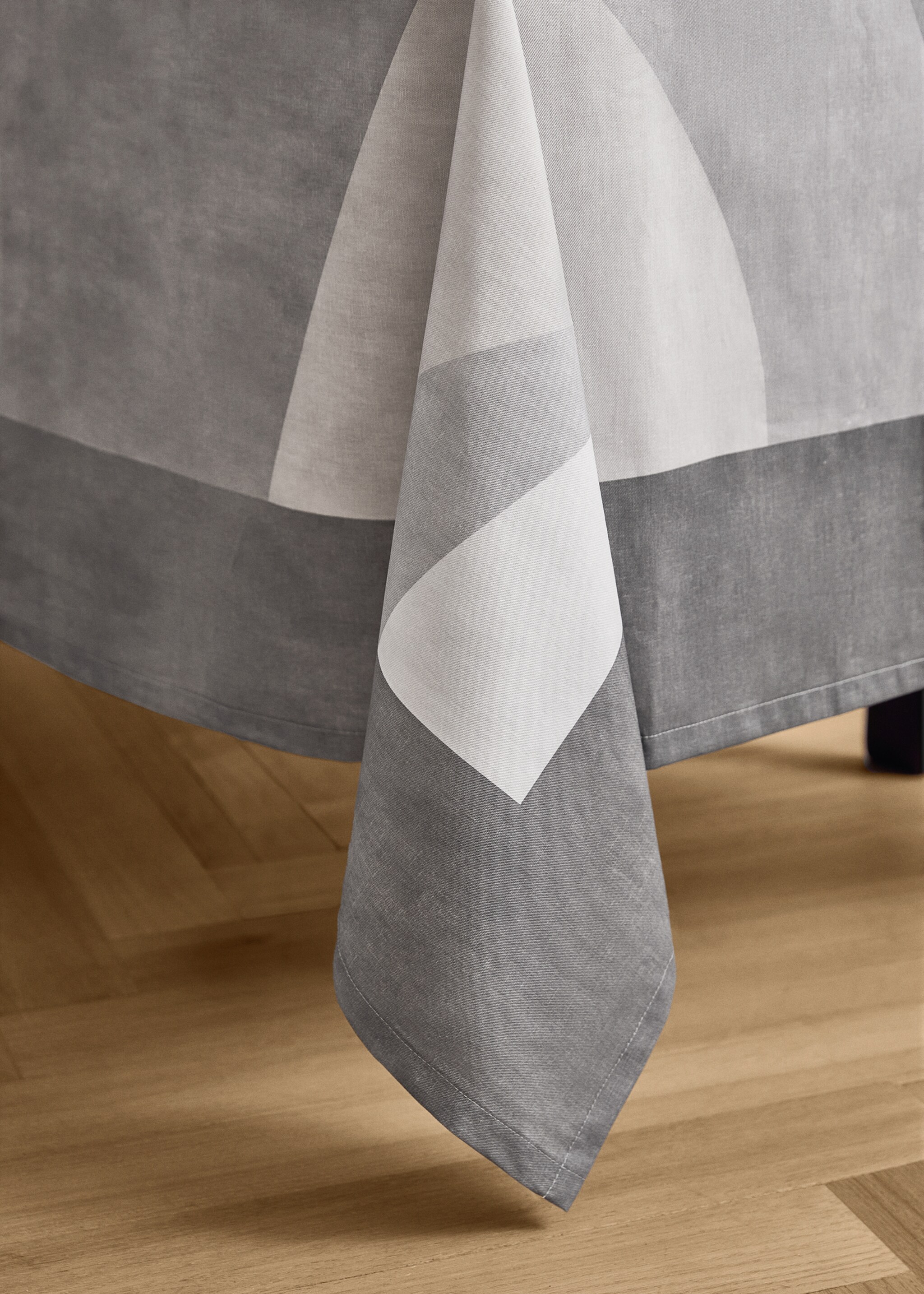Cotton tablecloth with geometric print for 6 to 8 diners - Details of the article 8, Dark Grey. Ref: 17004140-00.