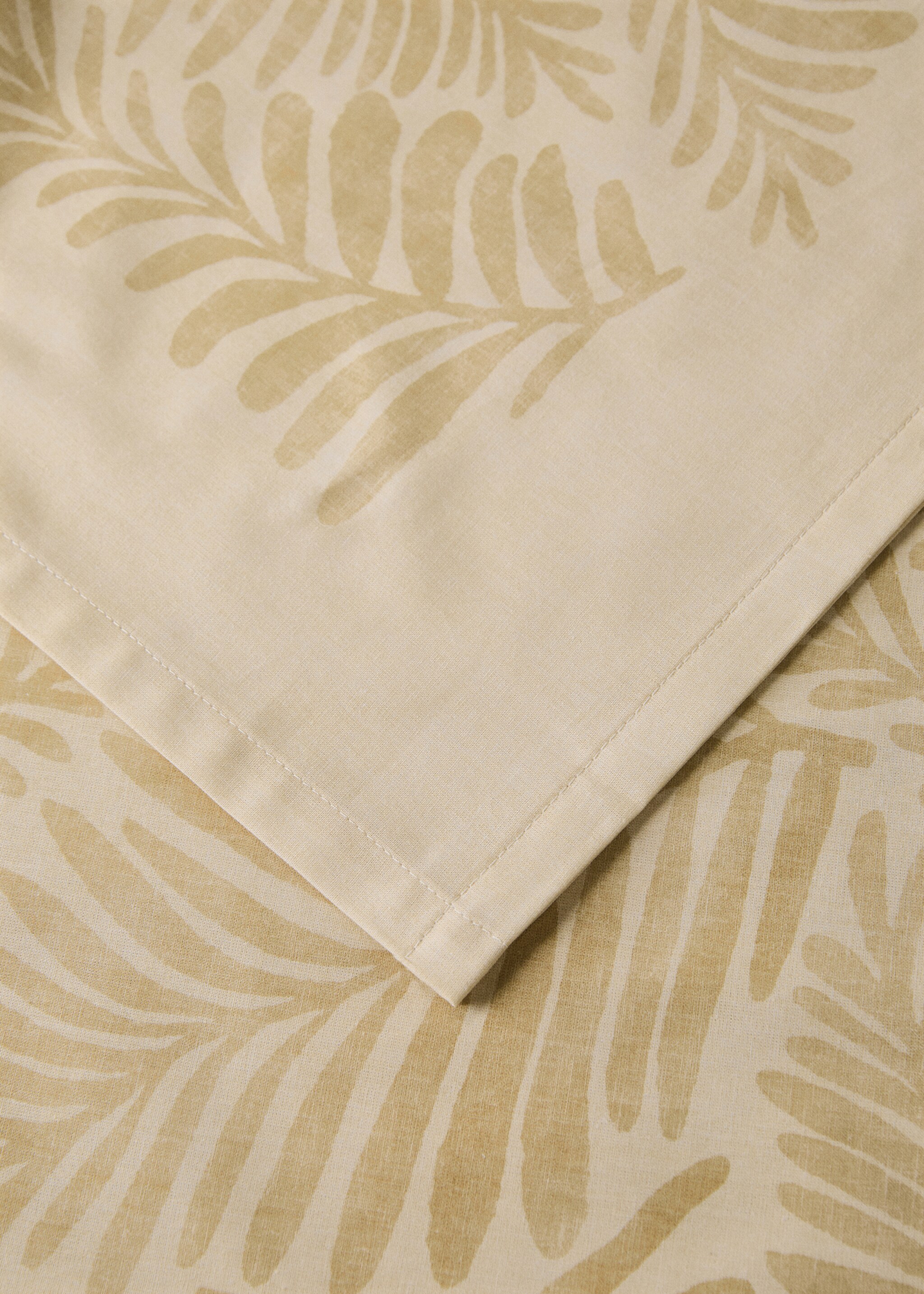 Cotton canvas tablecloth with leaf print for 2 to 4 diners - Details of the article 1, Vanilla. Ref: 17004142-00.