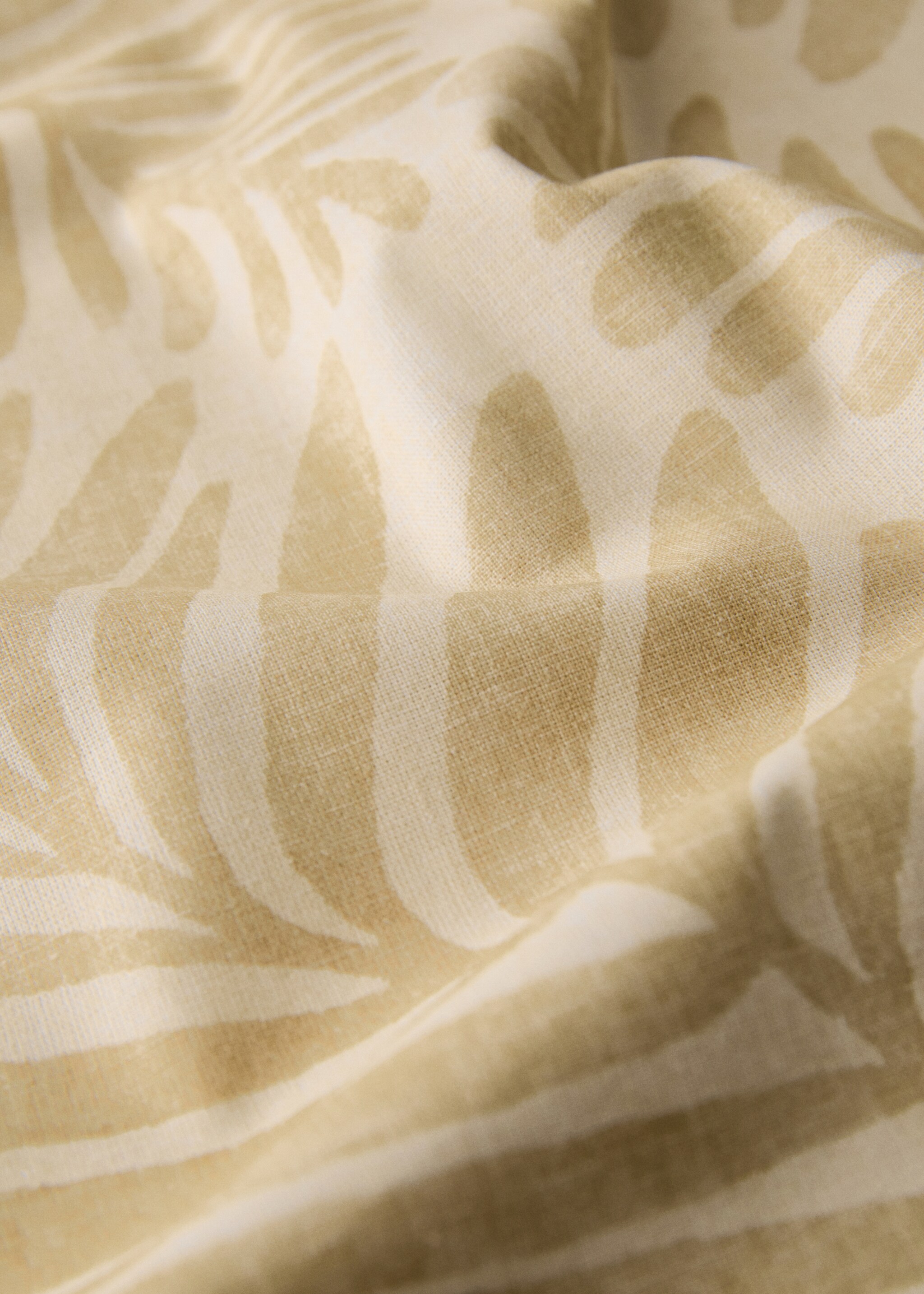 Cotton canvas tablecloth with leaf print for 2 to 4 diners - Details of the article 2, Vanilla. Ref: 17004142-00.