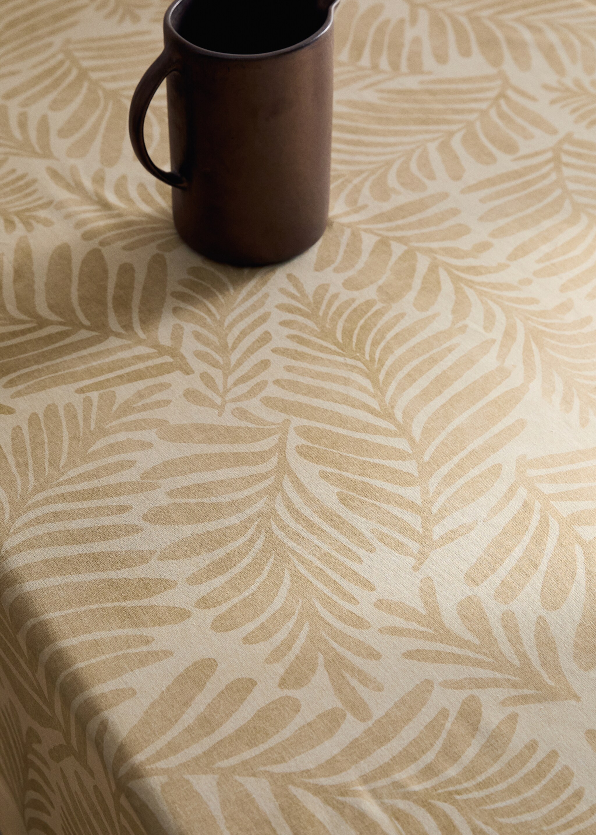Cotton canvas tablecloth with leaf print for 2 to 4 diners - Details of the article 7, Vanilla. Ref: 17004142-00.