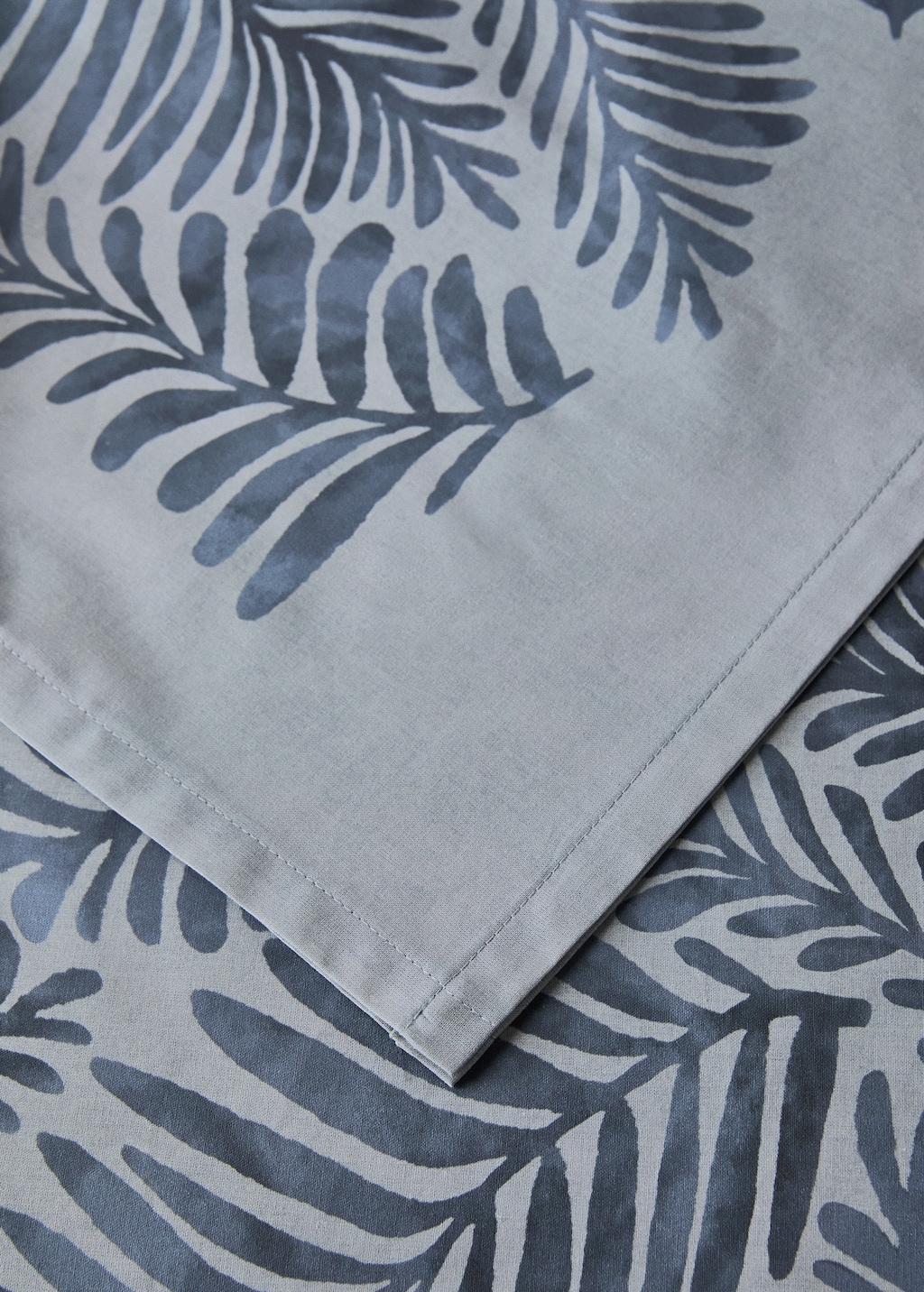 Cotton canvas tablecloth with leaf print for 2 to 4 diners