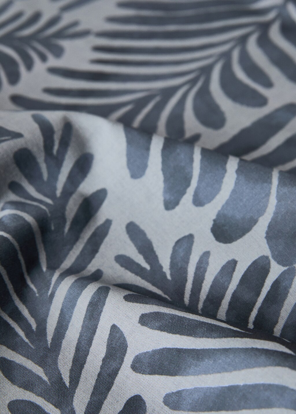 Cotton canvas tablecloth with leaf print for 2 to 4 diners