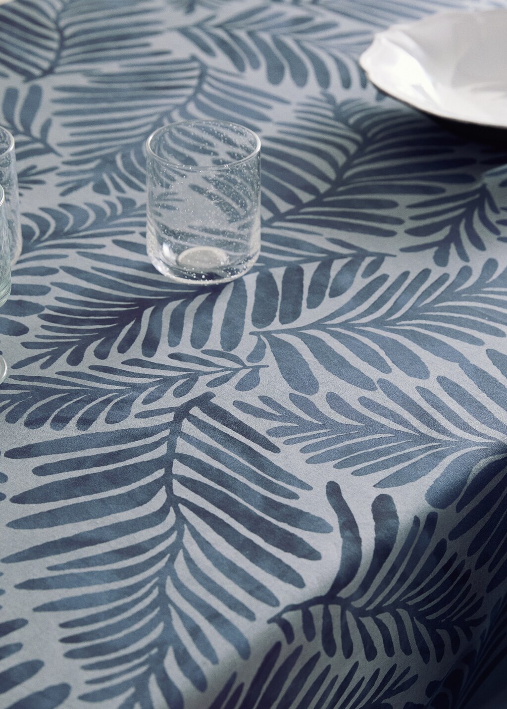 Cotton canvas tablecloth with leaf print for 2 to 4 diners