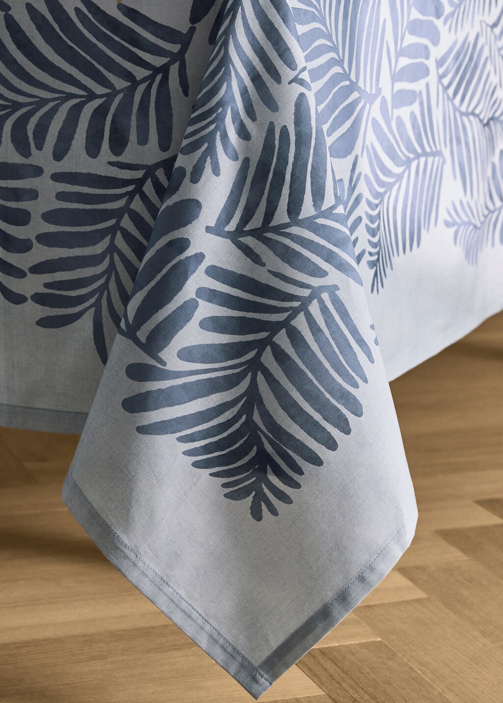 Cotton canvas tablecloth with leaf print for 2 to 4 diners