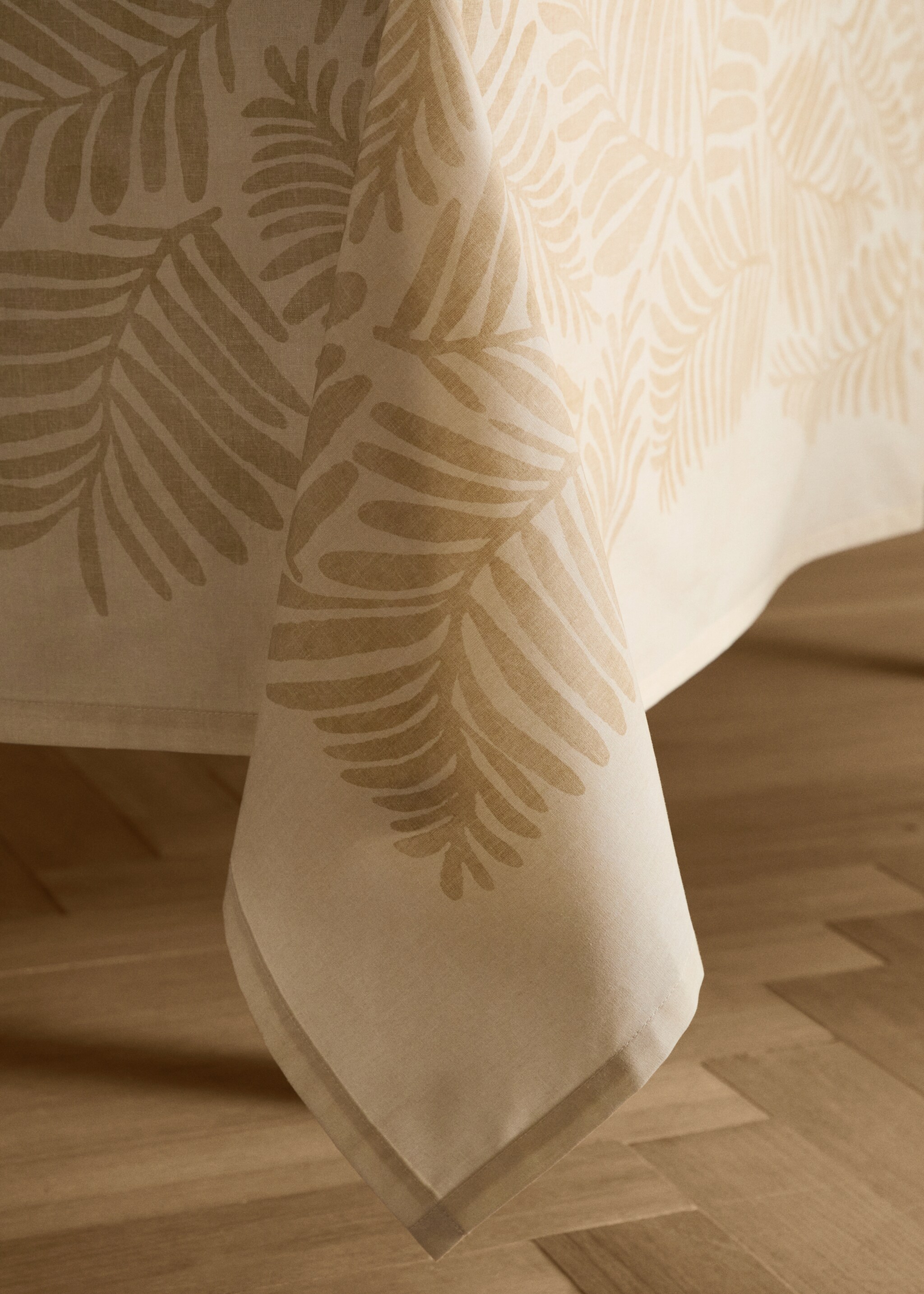 Cotton canvas tablecloth with leaf print for 6 to 8 diners - Details of the article 8, Vanilla. Ref: 17004143-00.