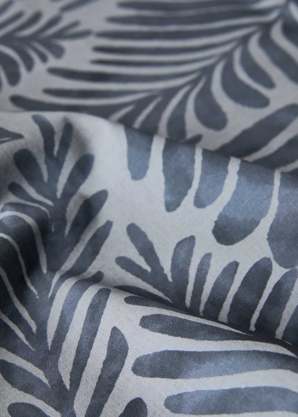 Cotton canvas tablecloth with leaf print for 6 to 8 diners