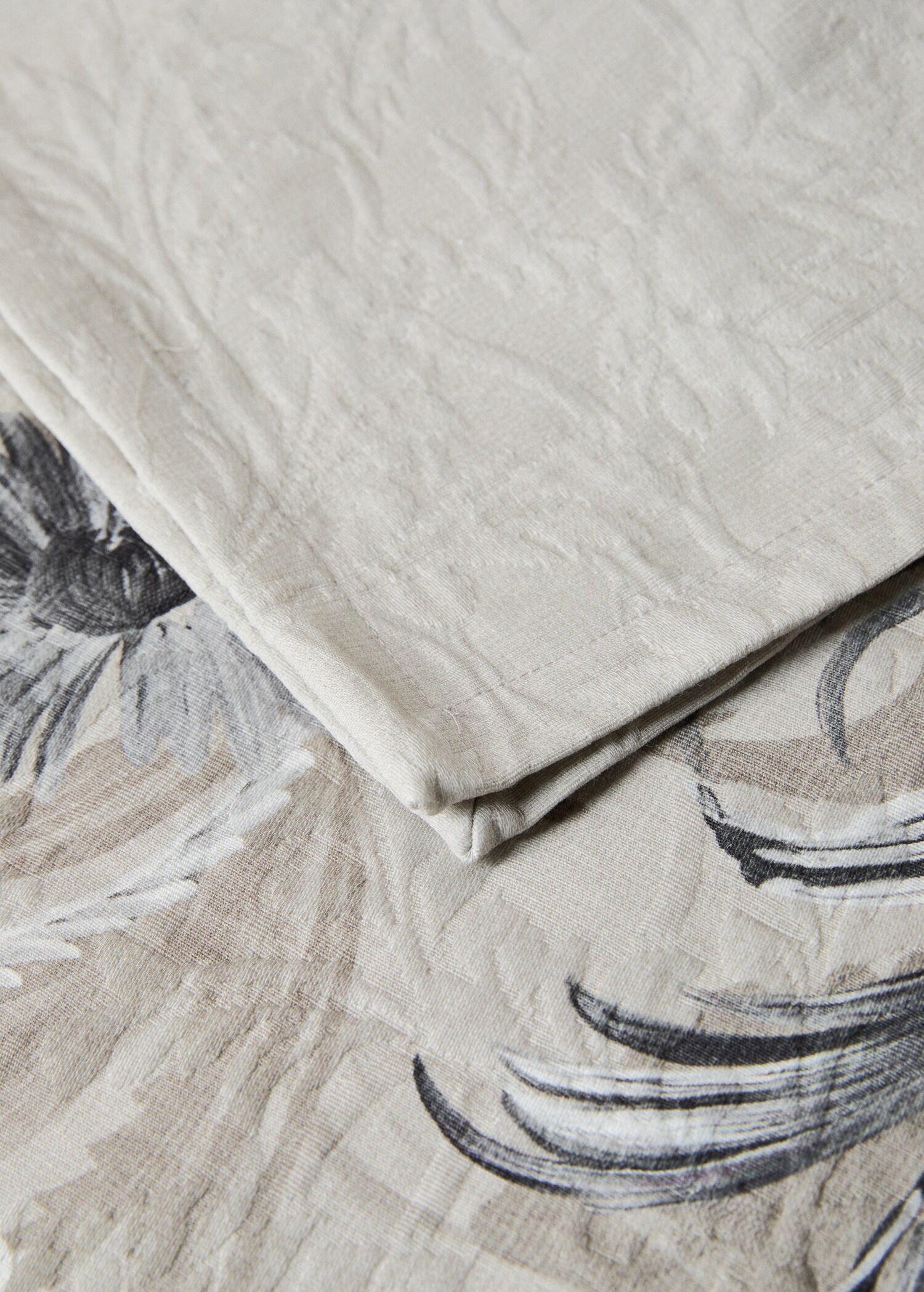 Jacquard cotton floral-print tablecloth for 2 to 4 diners - Details of the article 1