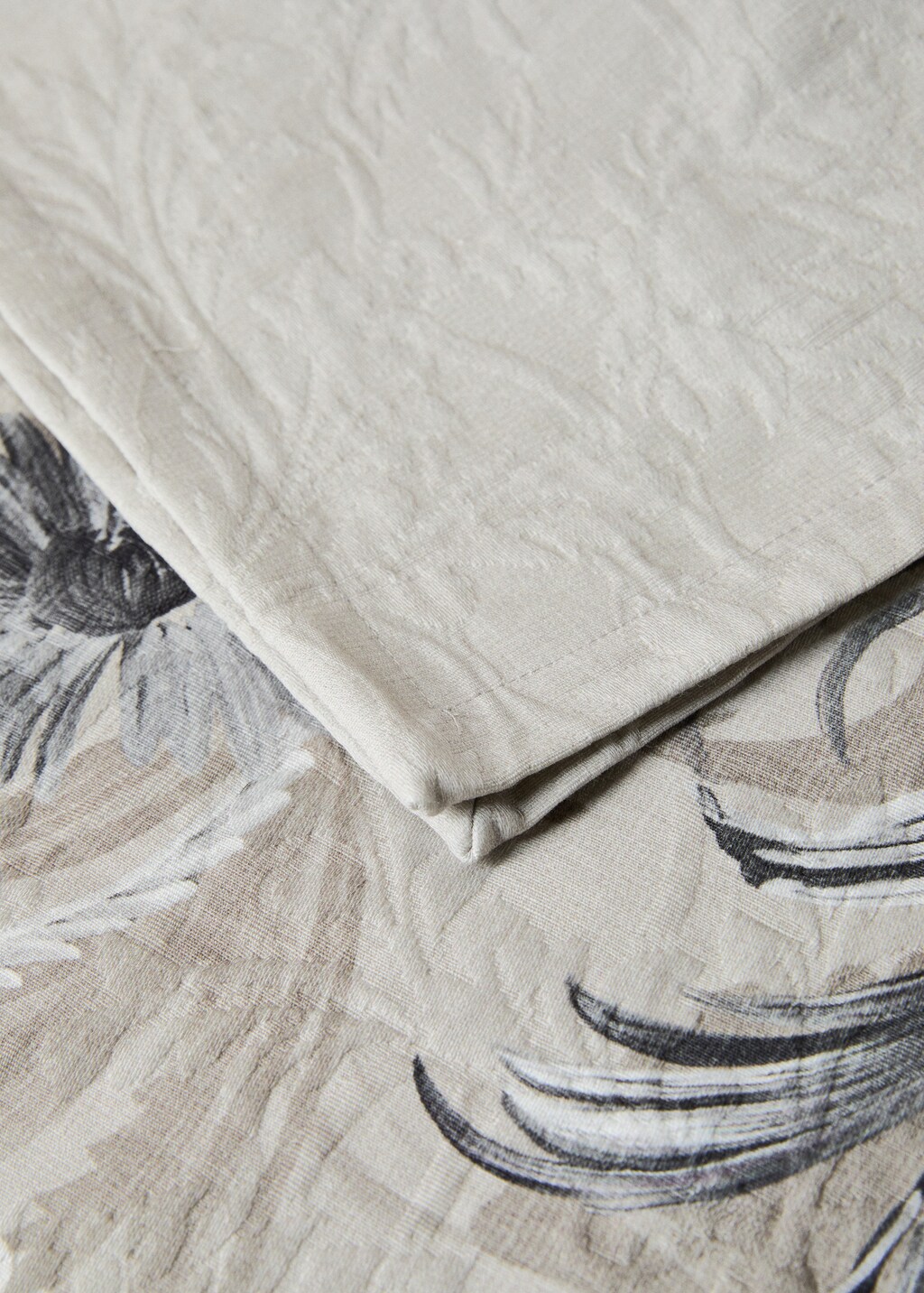 Jacquard cotton floral-print tablecloth for 2 to 4 diners