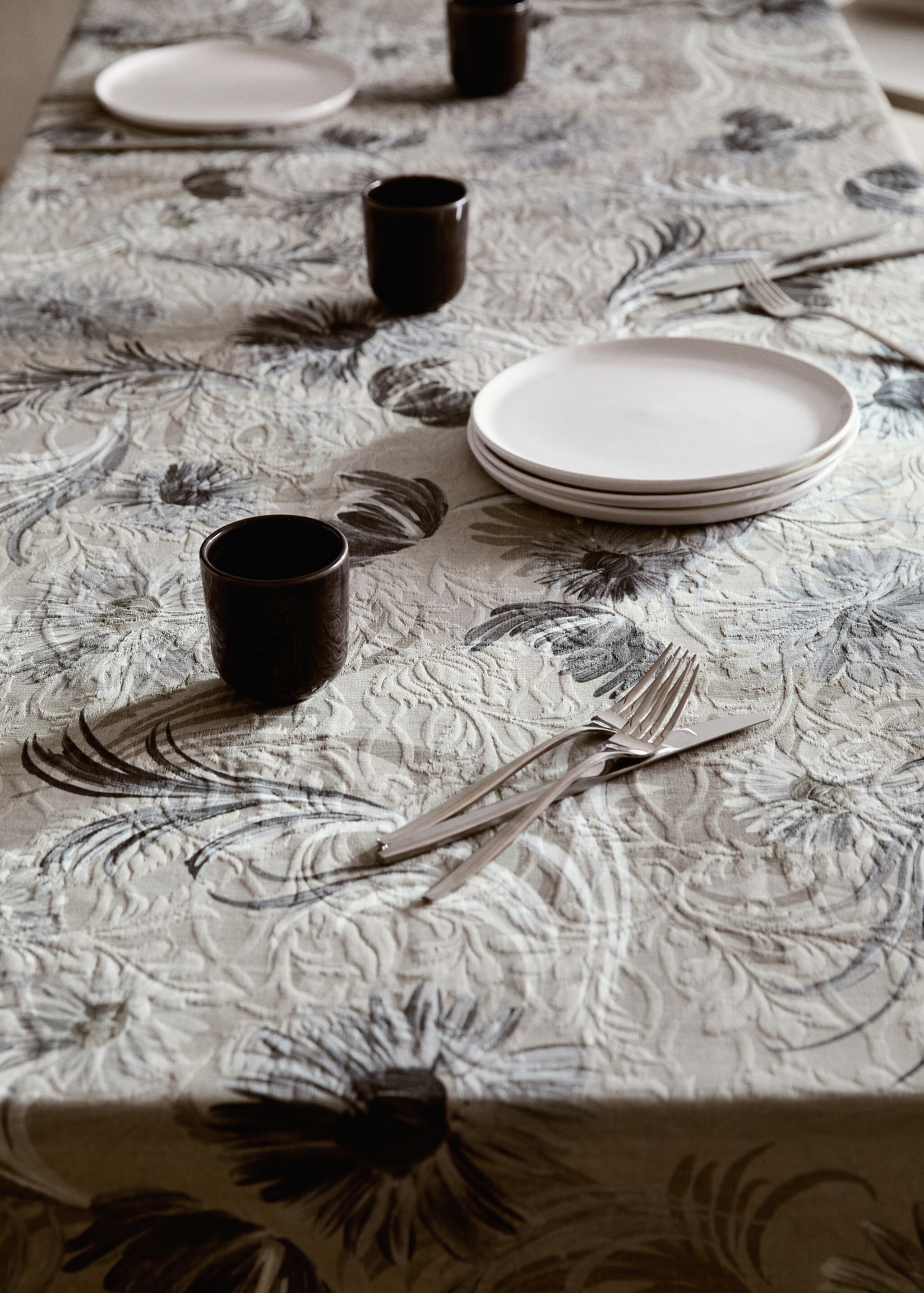 Jacquard cotton floral-print tablecloth for 2 to 4 diners - Details of the article 7, Grey. Ref: 17004146-00.