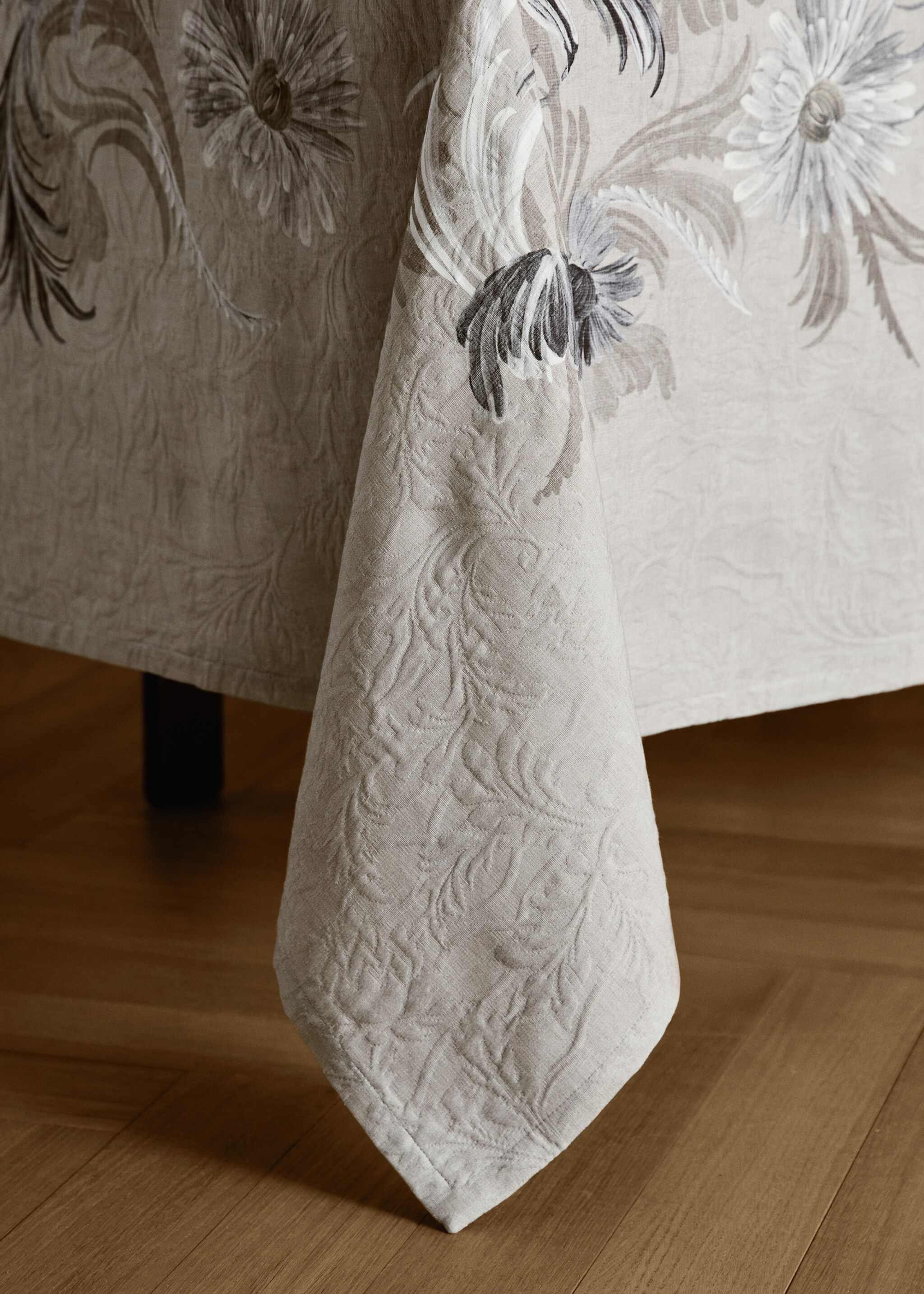 Jacquard cotton floral-print tablecloth for 2 to 4 diners - Details of the article 8, Grey. Ref: 17004146-00.