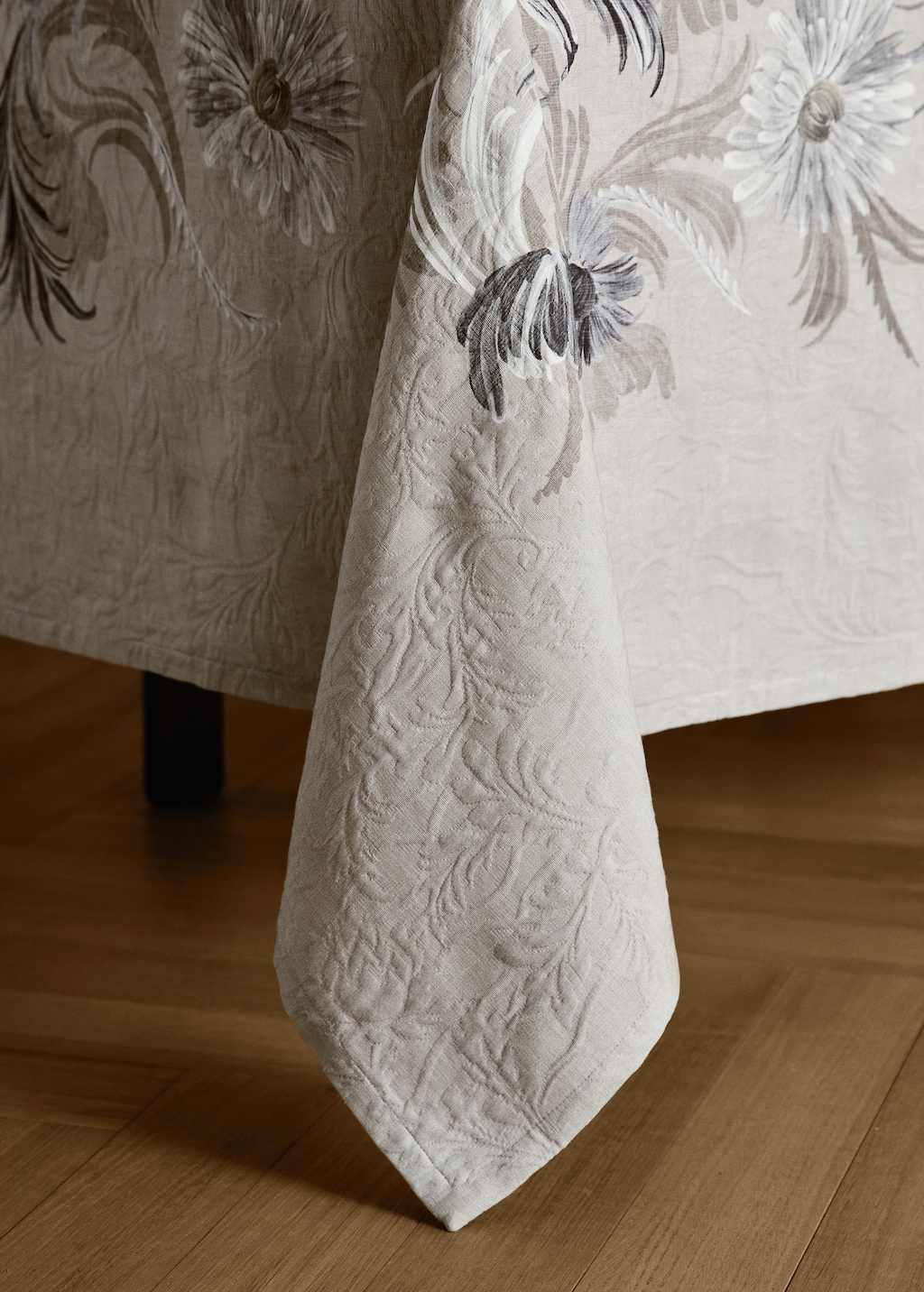 Jacquard cotton floral-print tablecloth for 2 to 4 diners