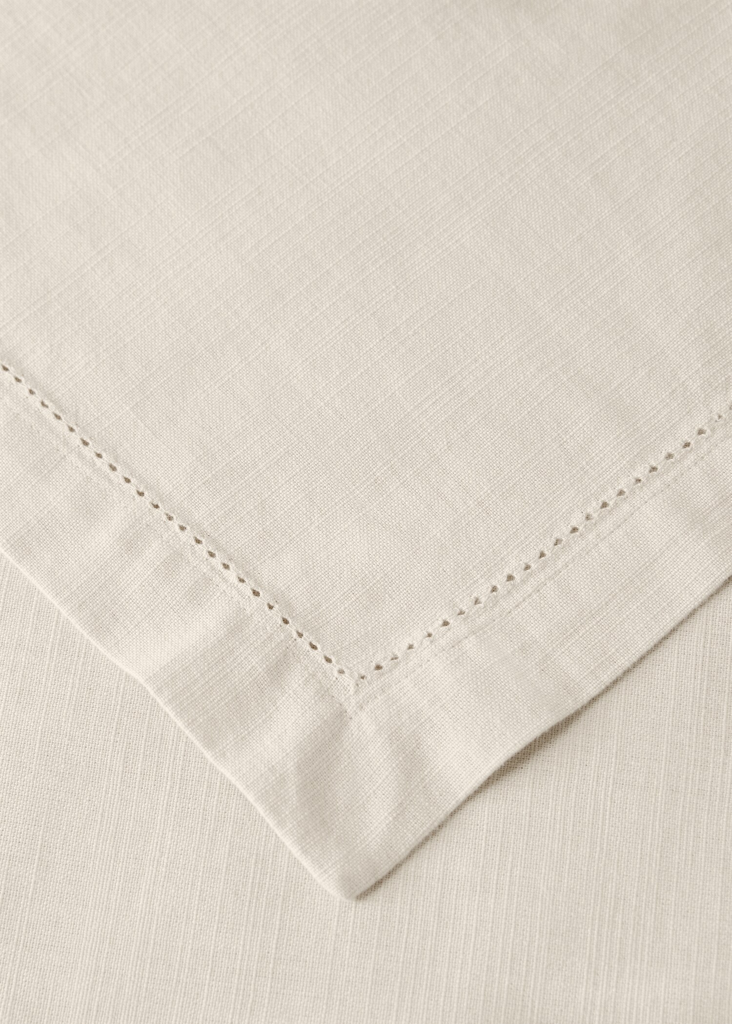 Cotton vanilla tablecloth for 2 to 4 diners - Details of the article 1