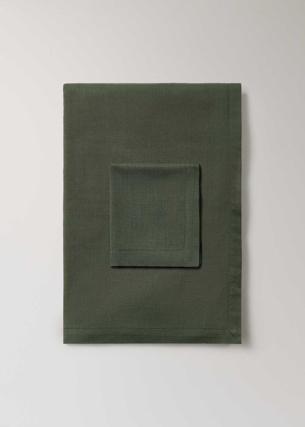 Cotton hemstitched tablecloth for 2 to 4 diners