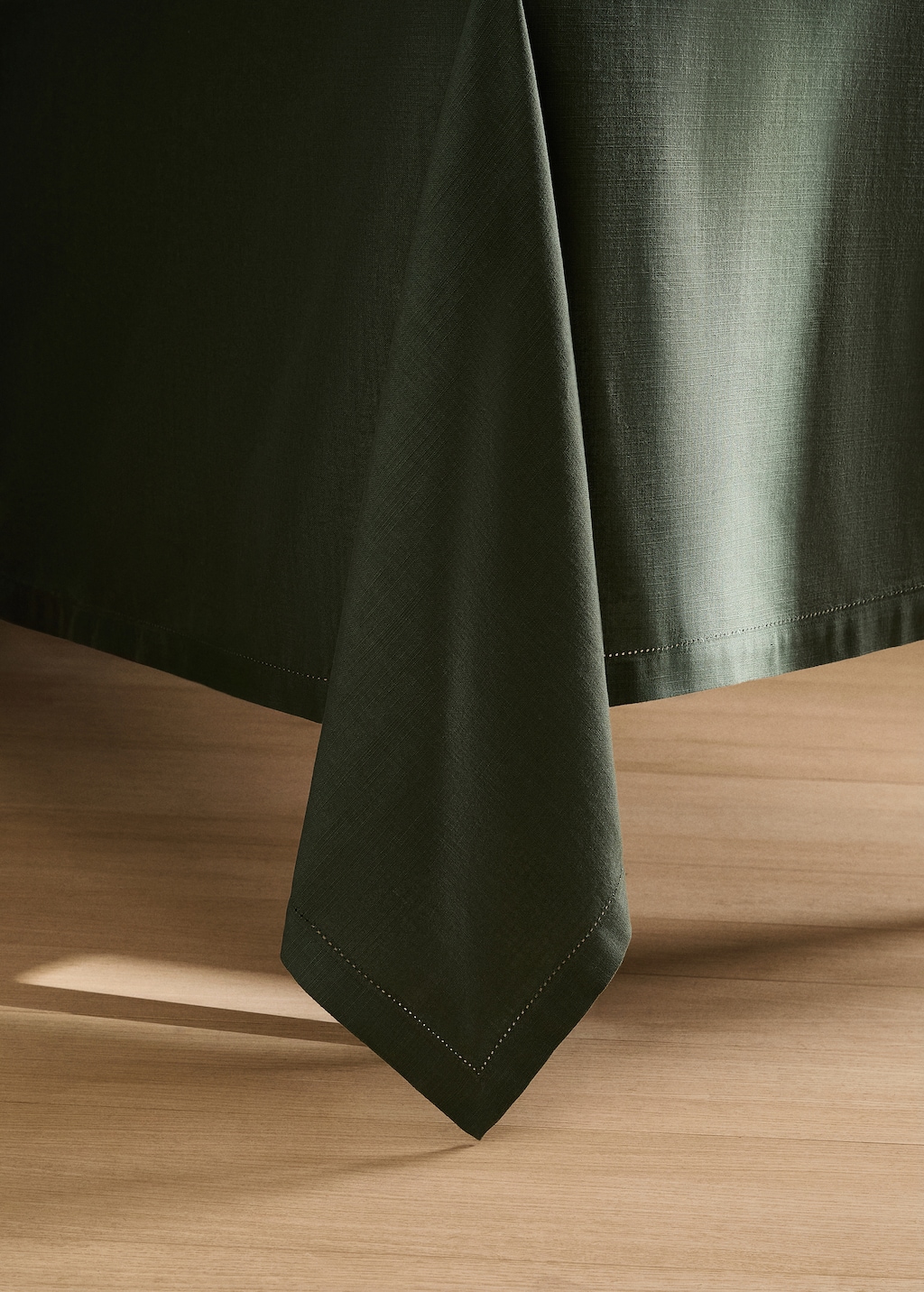 Cotton hemstitched tablecloth for 8 to 10 diners