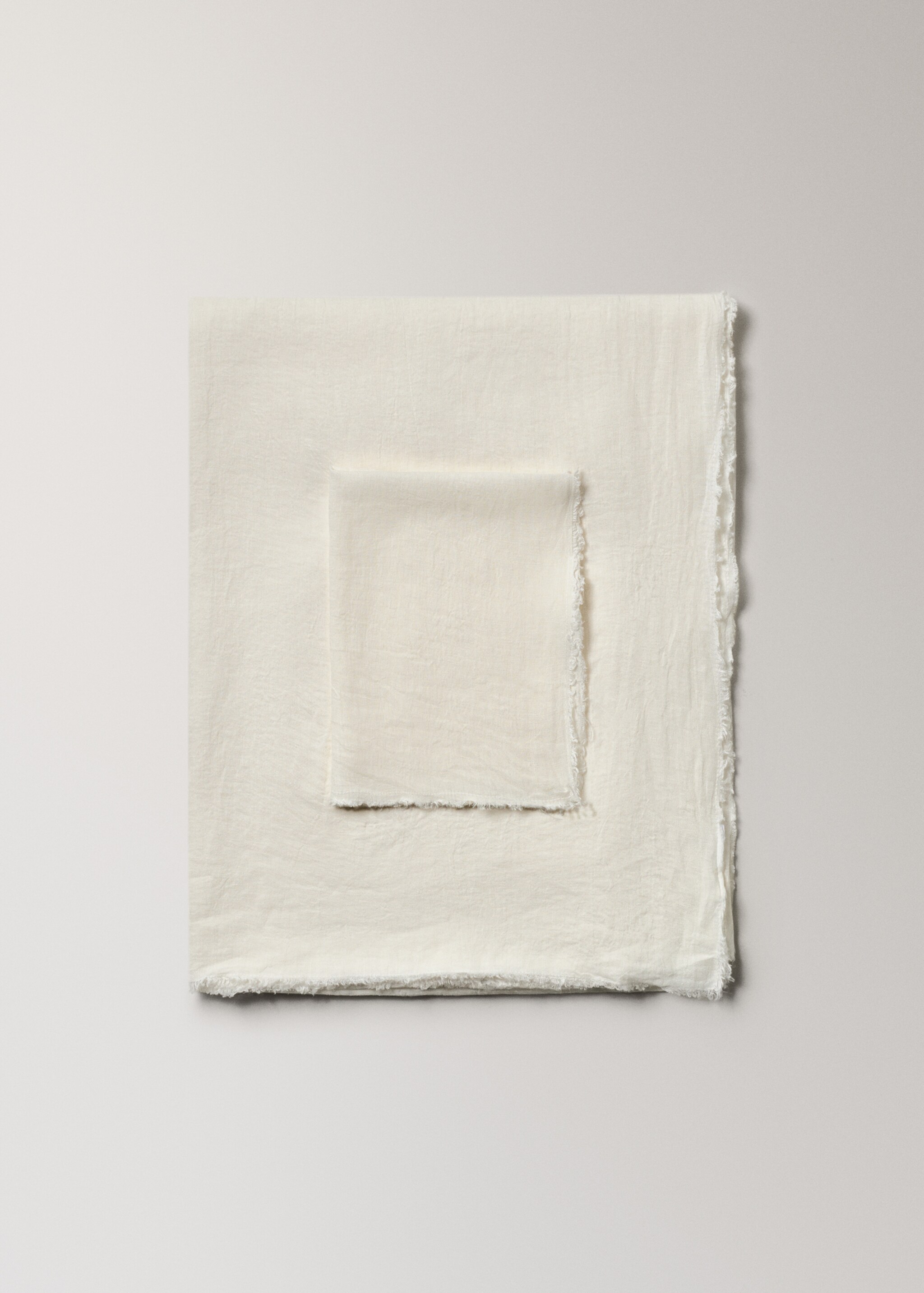 Linen tablecloth with frayed ends for 6 to 8 diners - Article without model, Off White. Ref: 17004150-00.