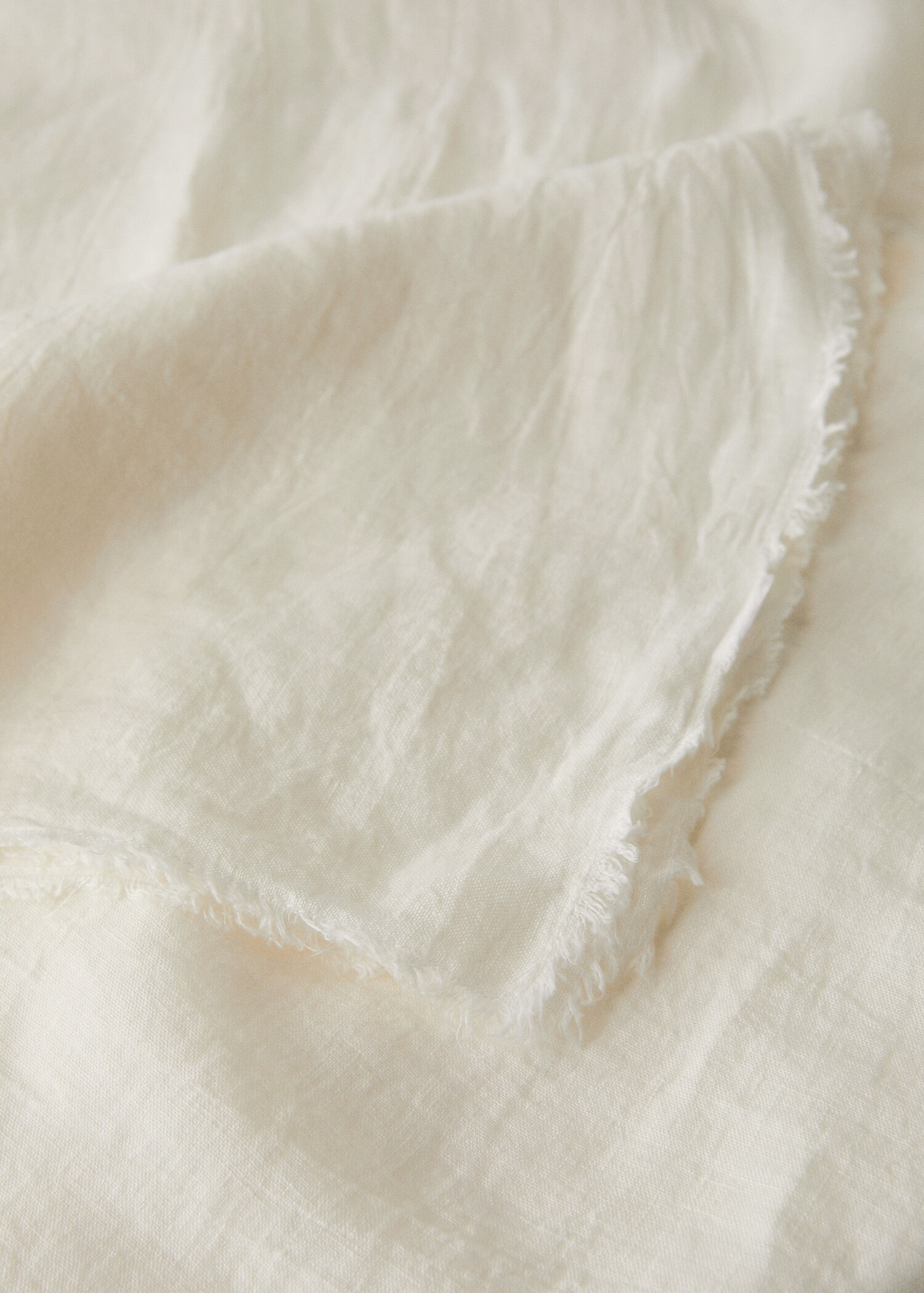 Linen tablecloth with frayed ends for 6 to 8 diners - Details of the article 1