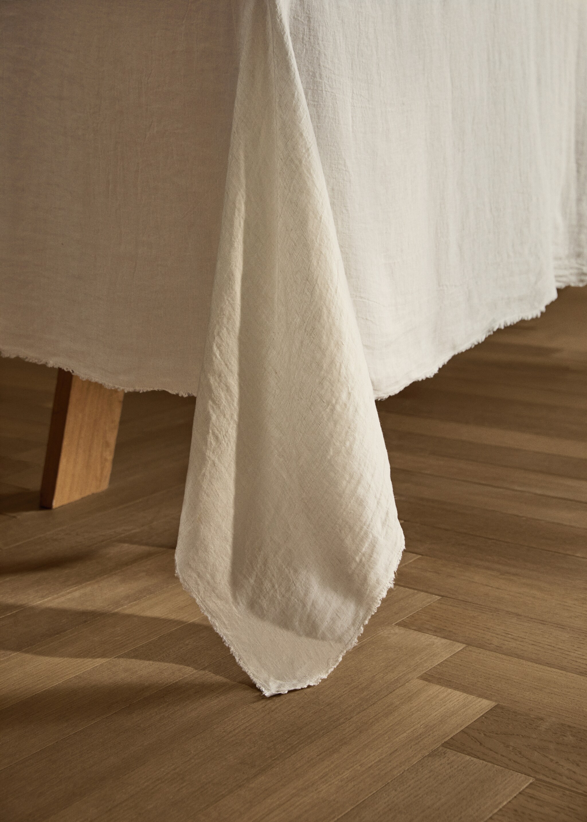 Linen tablecloth with frayed ends for 6 to 8 diners - Details of the article 8, Off White. Ref: 17004150-00.