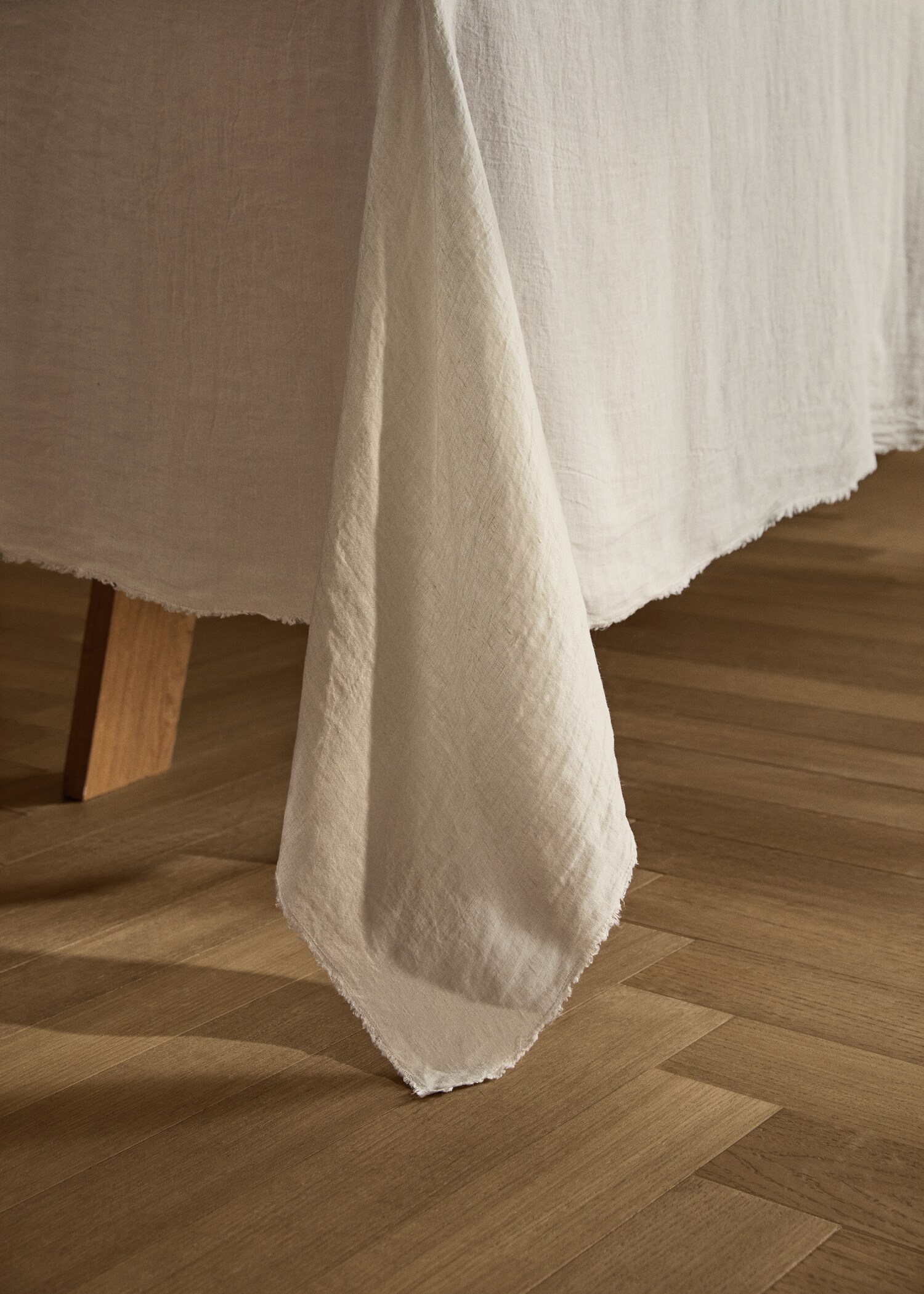 Linen tablecloth with frayed ends for 6 to 8 diners - Details of the article 8