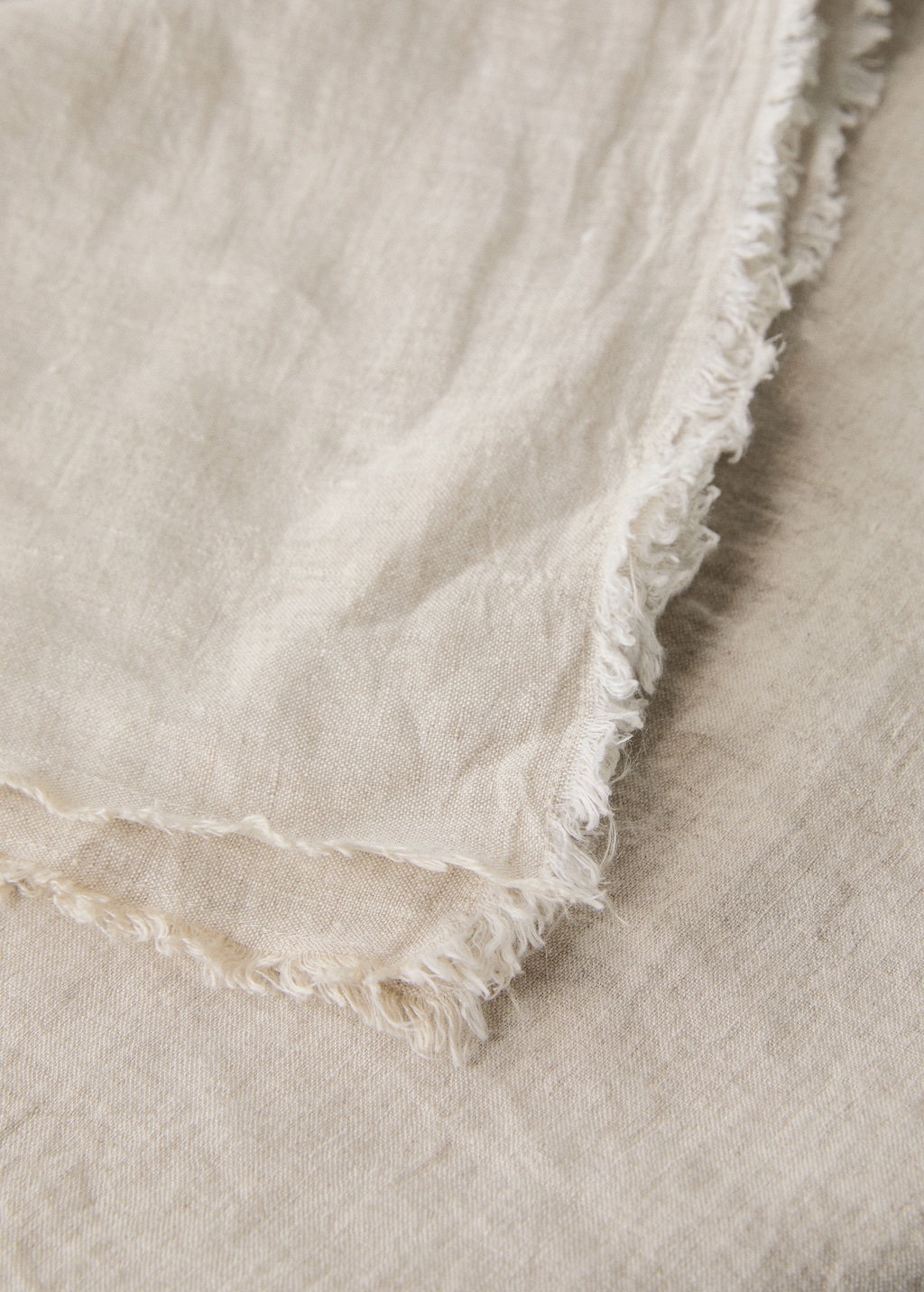 Linen tablecloth with frayed ends for 6 to 8 diners