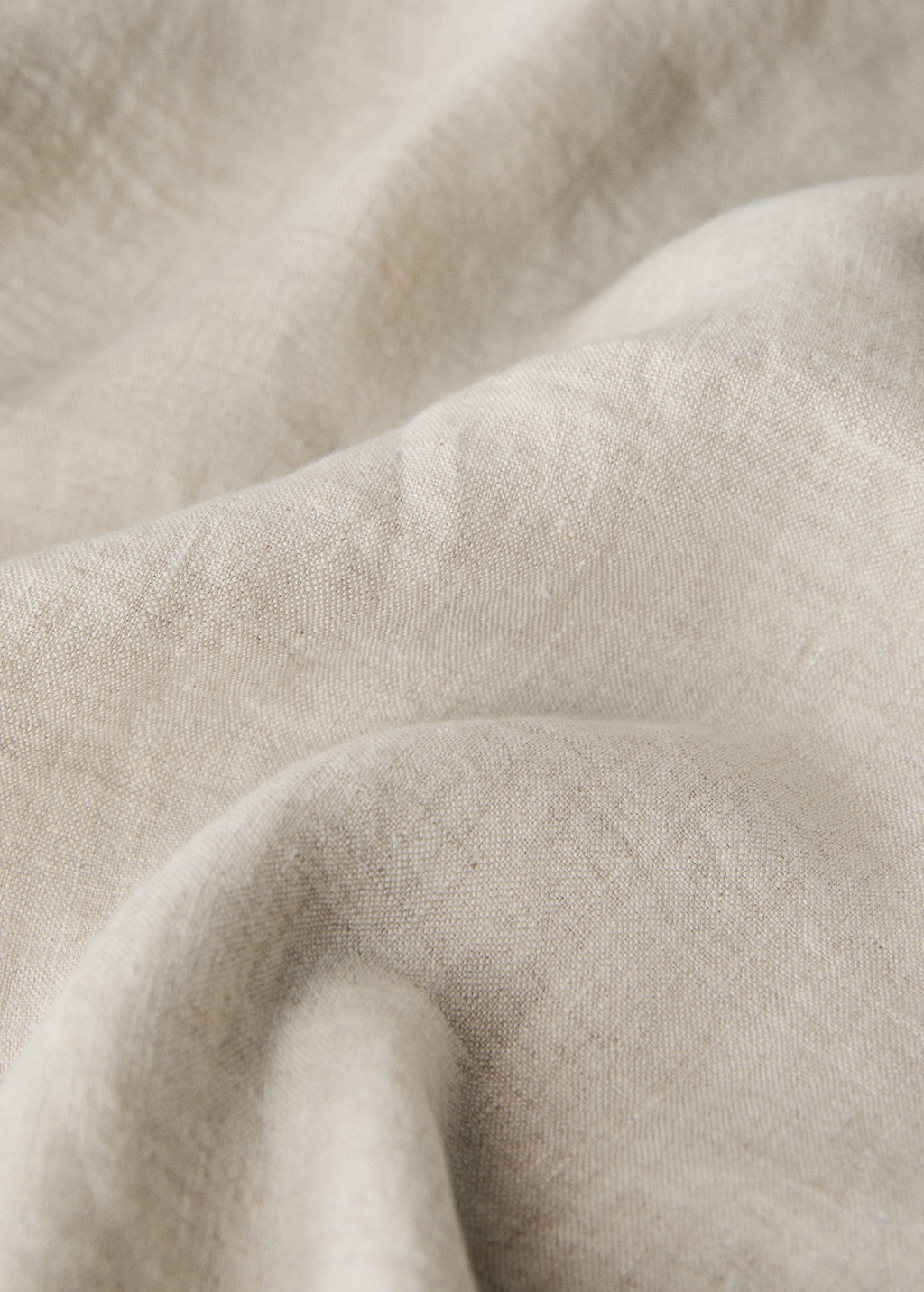 Linen tablecloth with frayed ends for 6 to 8 diners