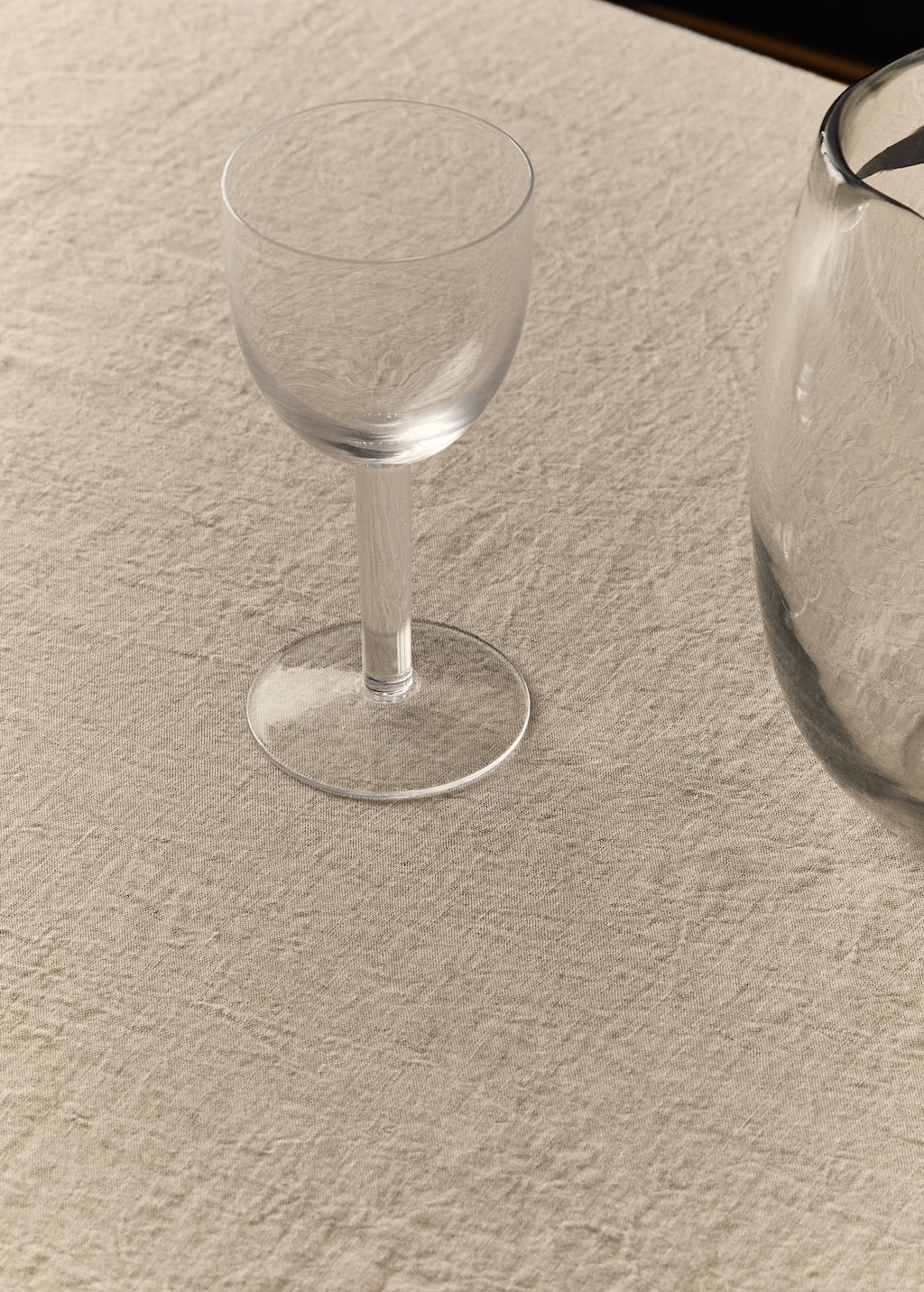 Linen tablecloth with frayed ends for 6 to 8 diners