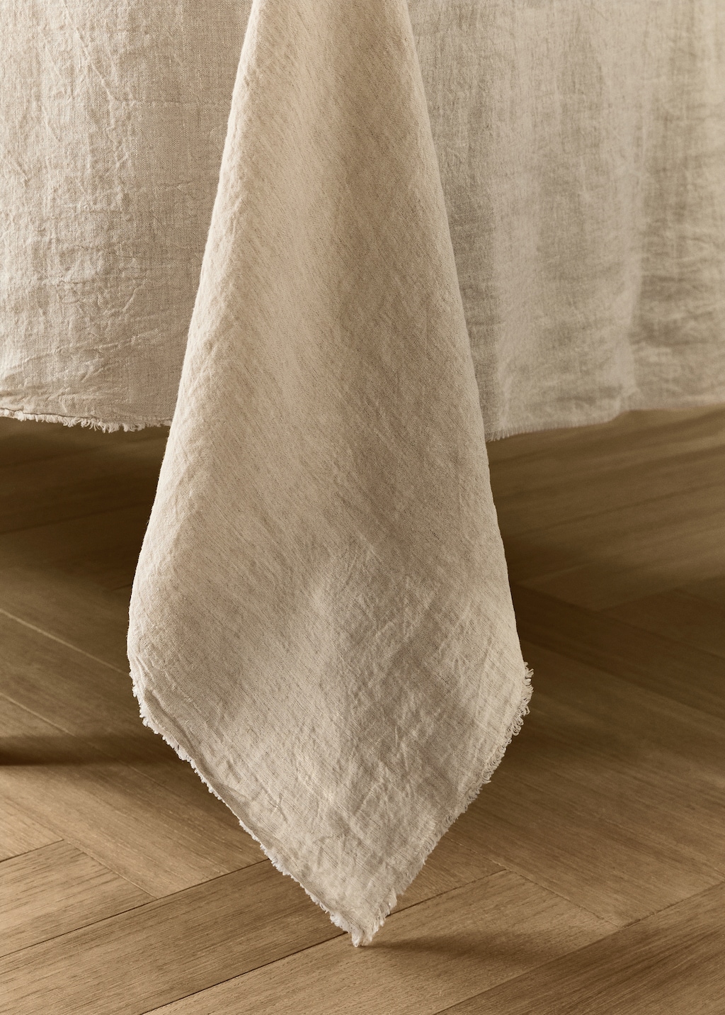 Linen tablecloth with frayed ends for 6 to 8 diners