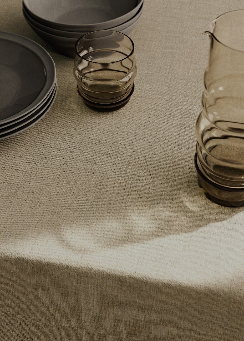 Resin-coated linen tablecloth with contrasting overlock for 2 to 4 diners