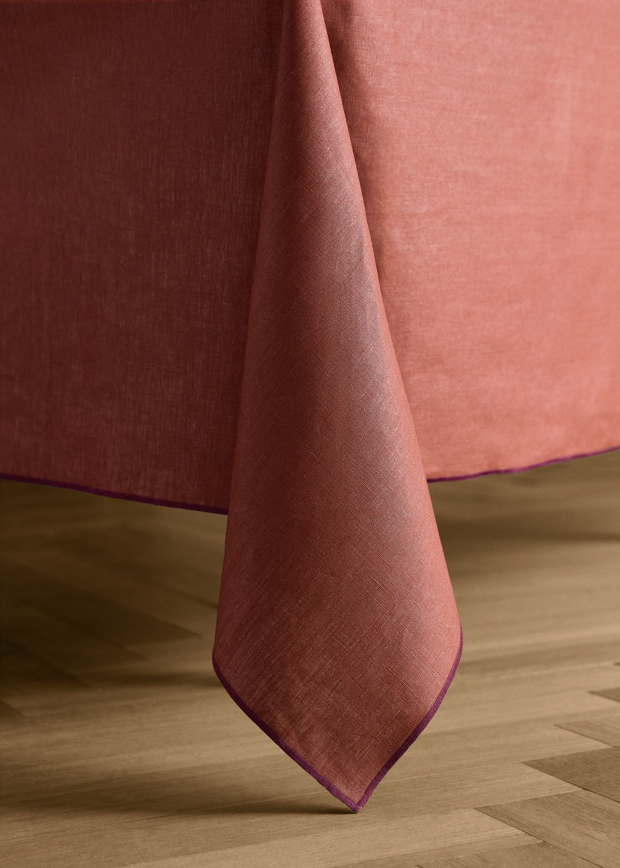 Resin-coated 100% linen tablecloth with contrasting overlock for 6 to 8 diners - Details of the article 8, Burnt Orange. Ref: 17004155-00.