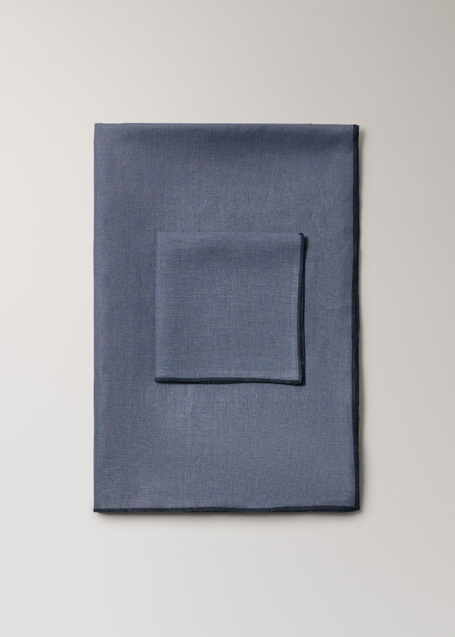 Nappe 100 %lin enduit overlock contraste pour 4 à 6 convives - Article sans modèle