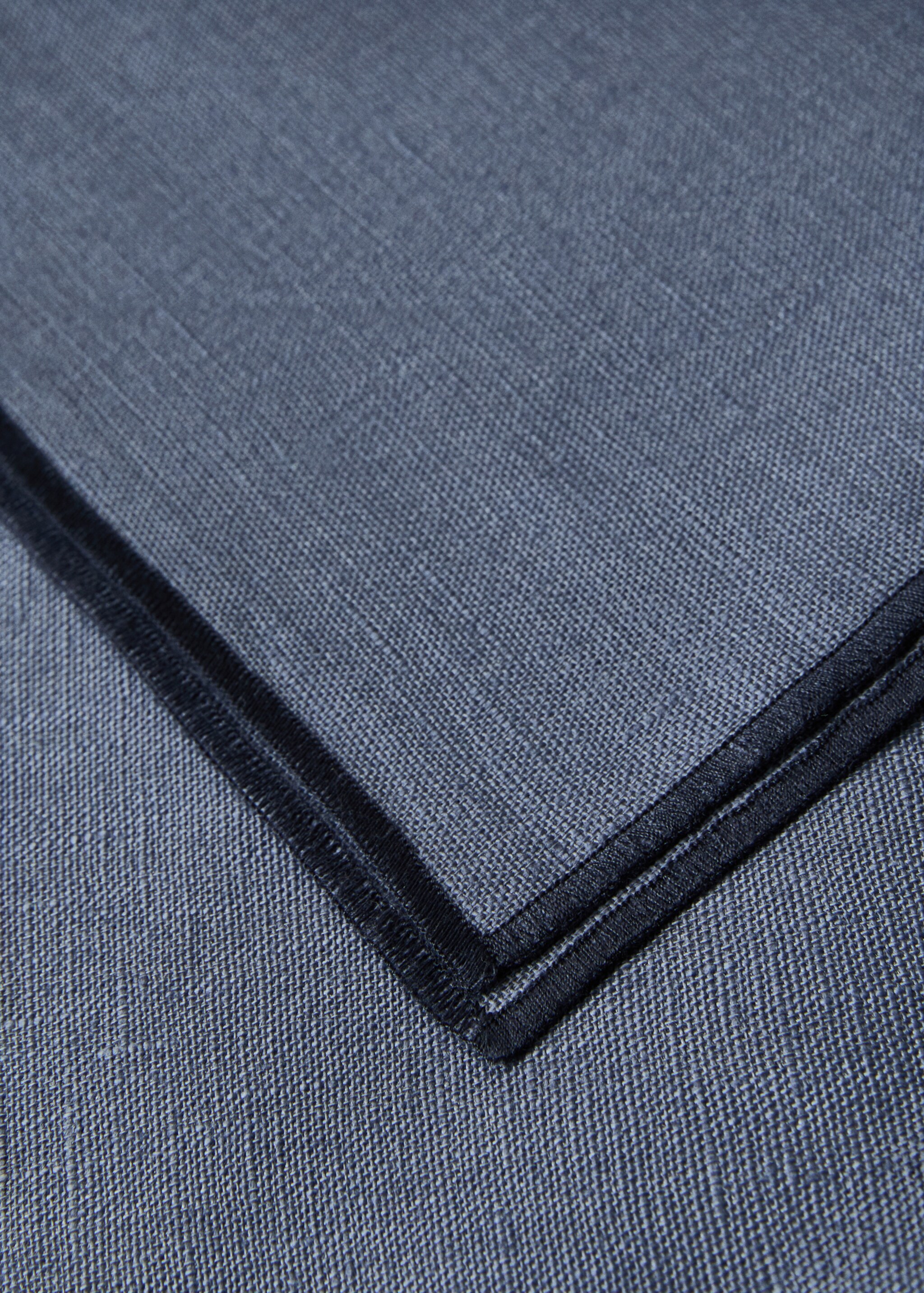 Resin-coated 100% linen tablecloth with contrasting overlock for 6 to 8 diners - Details of the article 1, Ink Blue. Ref: 17004155-00.