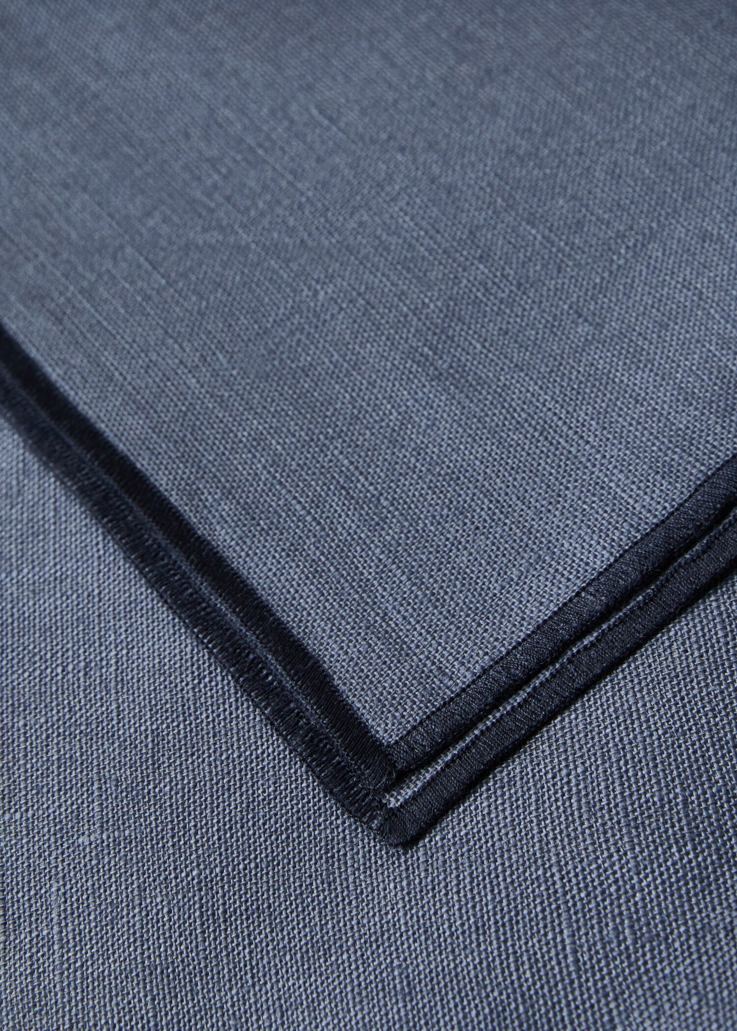 Nappe 100 %lin enduit overlock contraste pour 4 à 6 convives - Détail de l'article 1