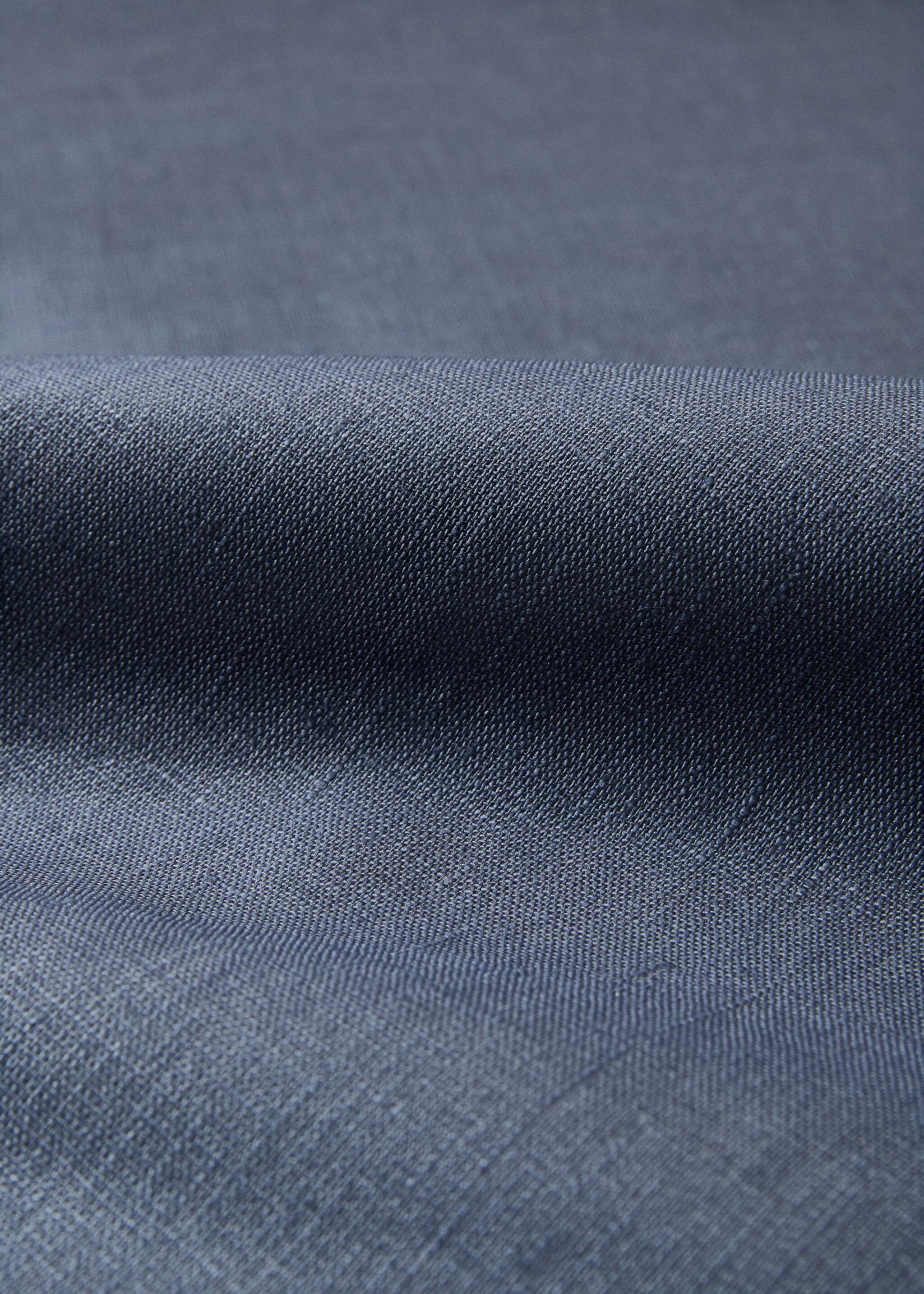 Resin-coated 100% linen tablecloth with contrasting overlock for 6 to 8 diners - Details of the article 2, Ink Blue. Ref: 17004155-00.