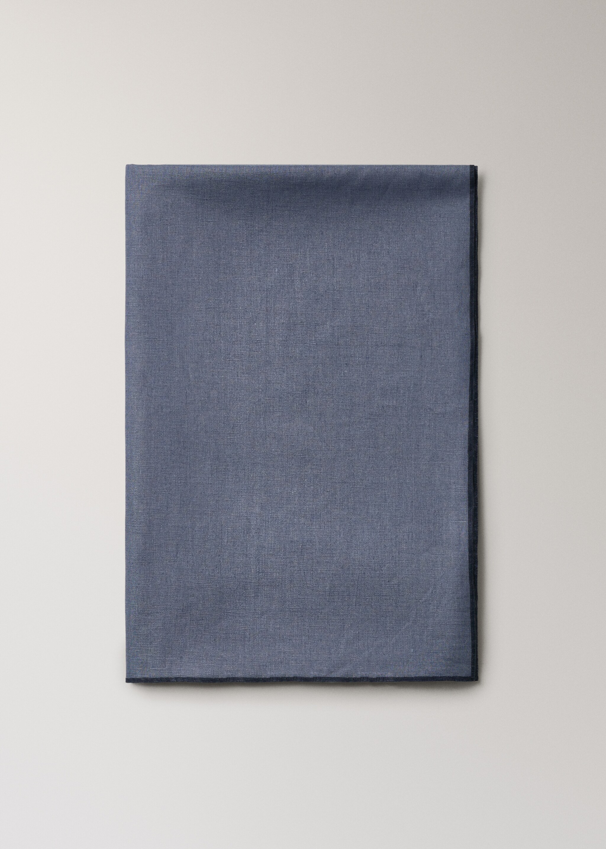 Resin-coated 100% linen tablecloth with contrasting overlock for 6 to 8 diners - Details of the article 3, Ink Blue. Ref: 17004155-00.