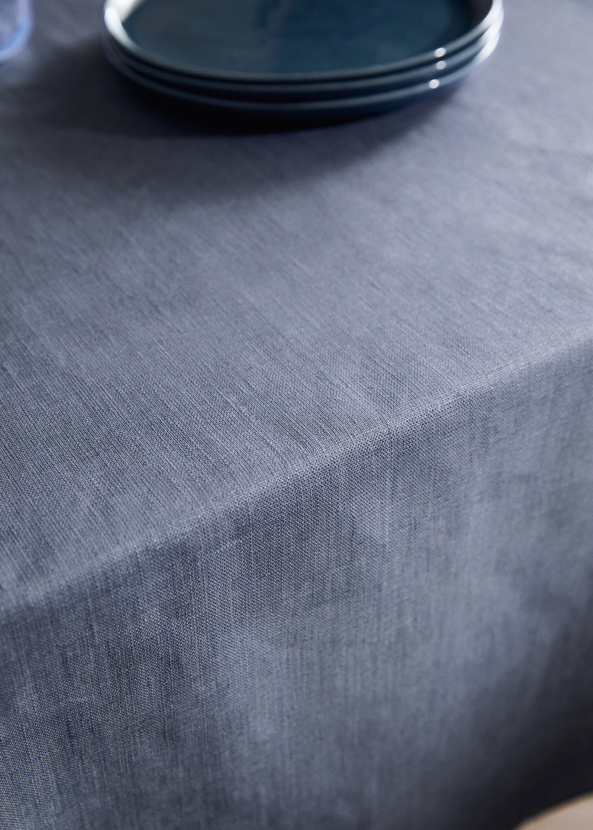 Resin-coated 100% linen tablecloth with contrasting overlock for 6 to 8 diners - Details of the article 7, Ink Blue. Ref: 17004155-00.