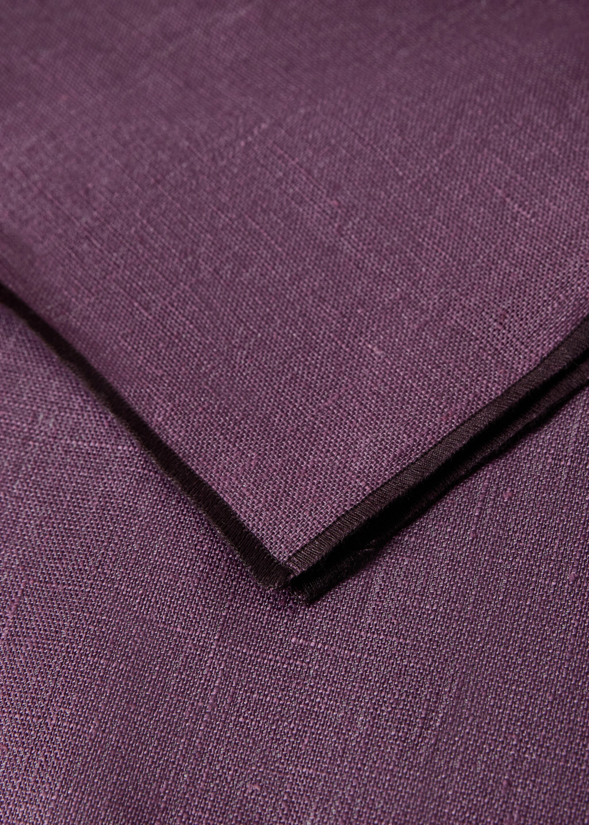 Nappe 100 %lin enduit overlock contraste pour 4 à 6 convives - Détail de l'article 1, Mûre. Ref: 17004155-00.