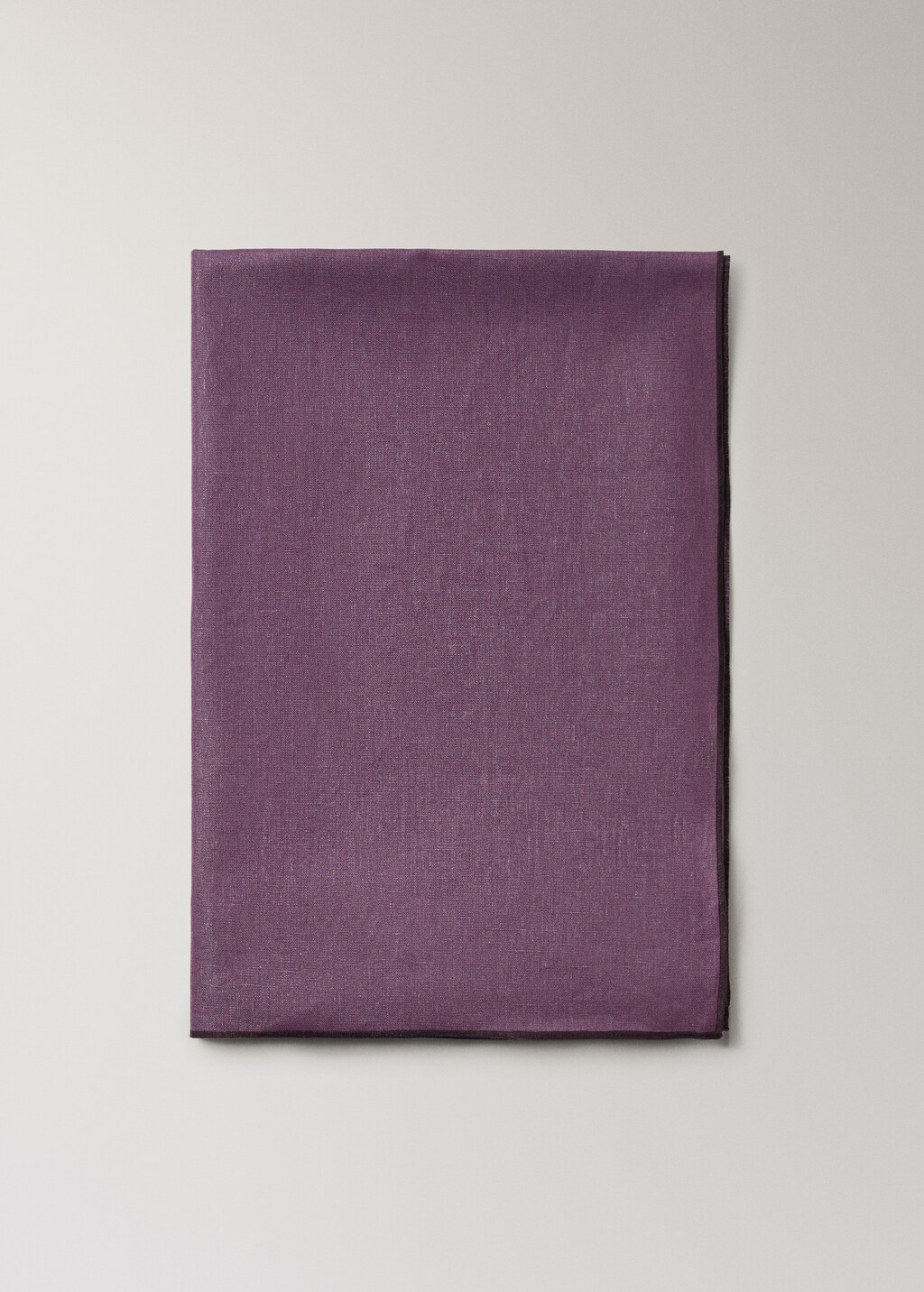 Resin-coated 100% linen tablecloth with contrasting overlock for 6 to 8 diners